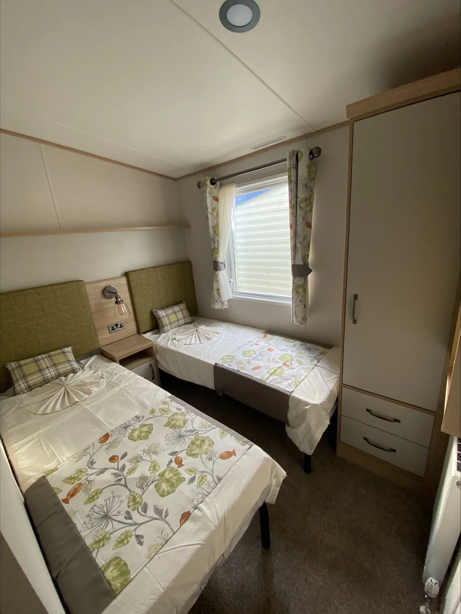 Abi Windermere 40x13x3 2023 twin bedroom