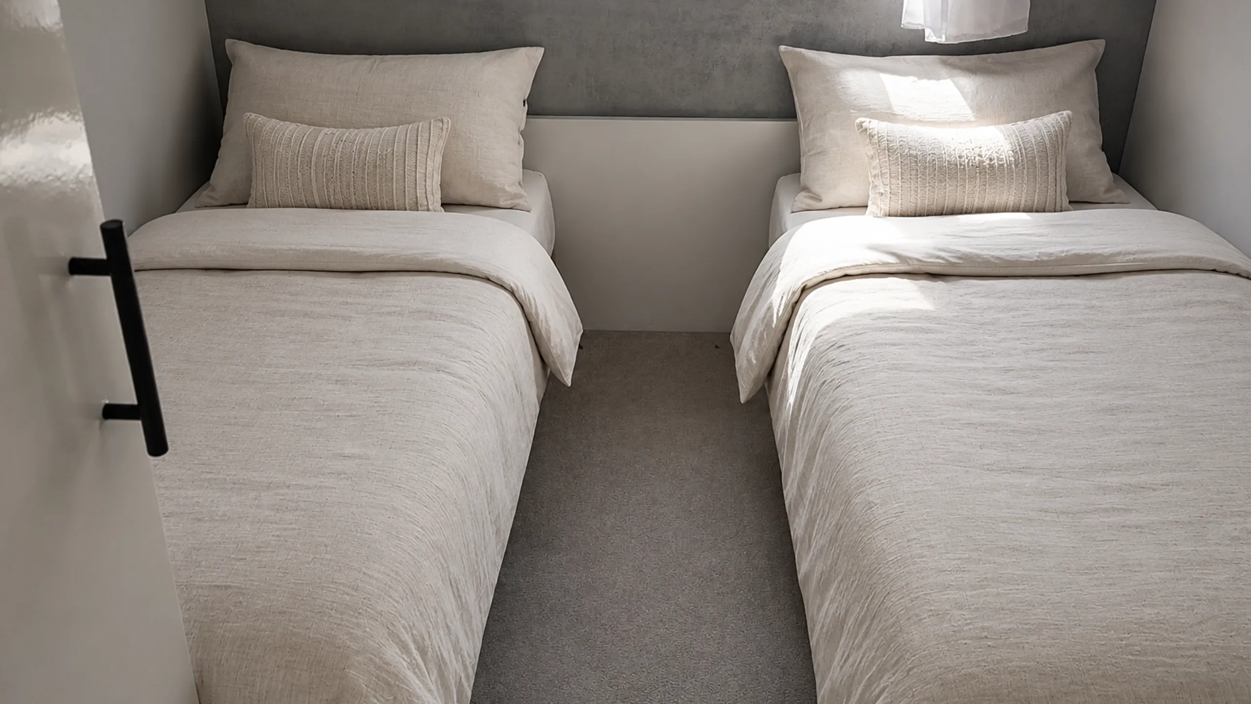 Twin bedroom with two single beds in the 2003 ABI Arizona