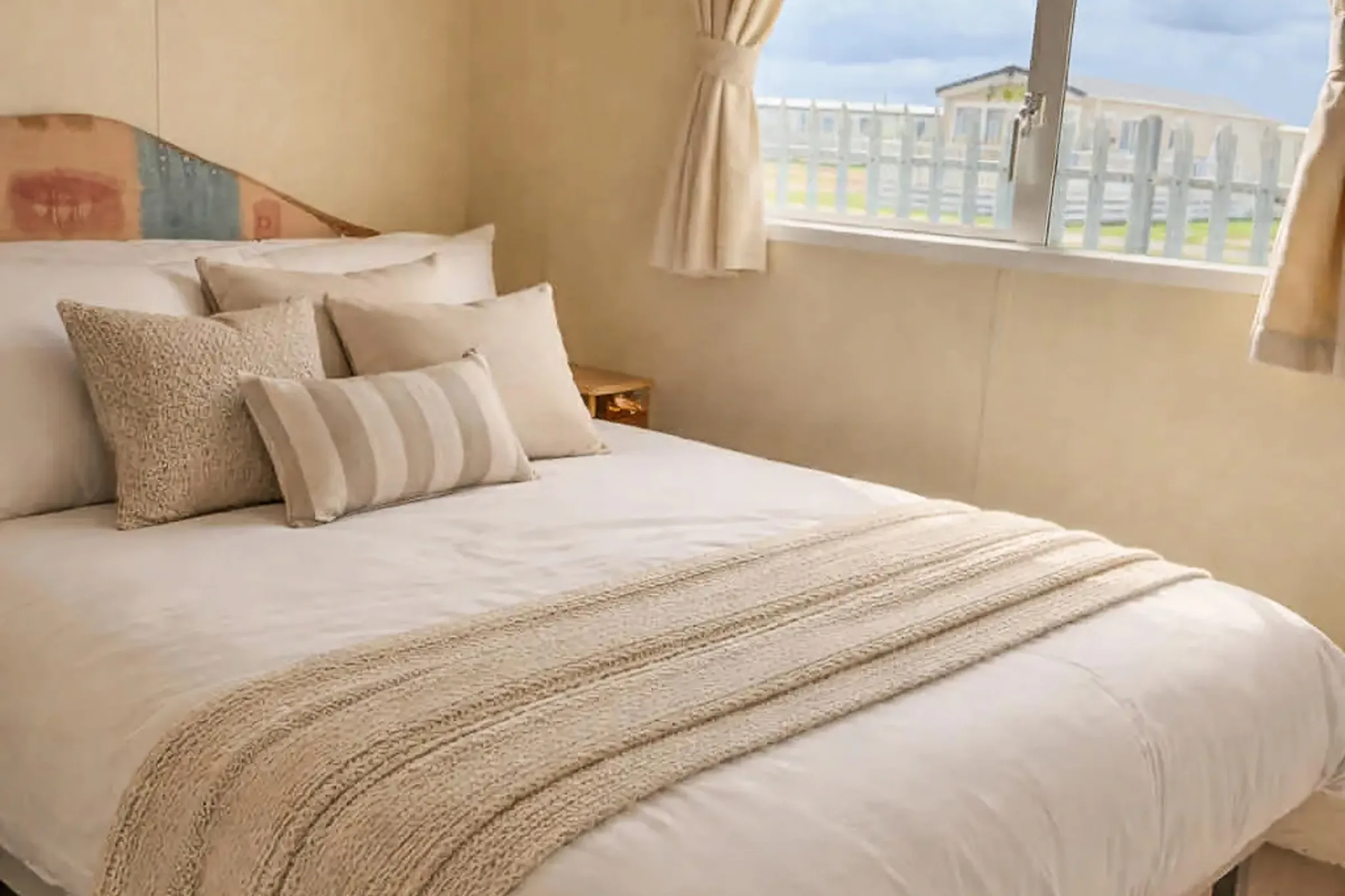 Coastfields 2004 Atlas Everglade master bedroom