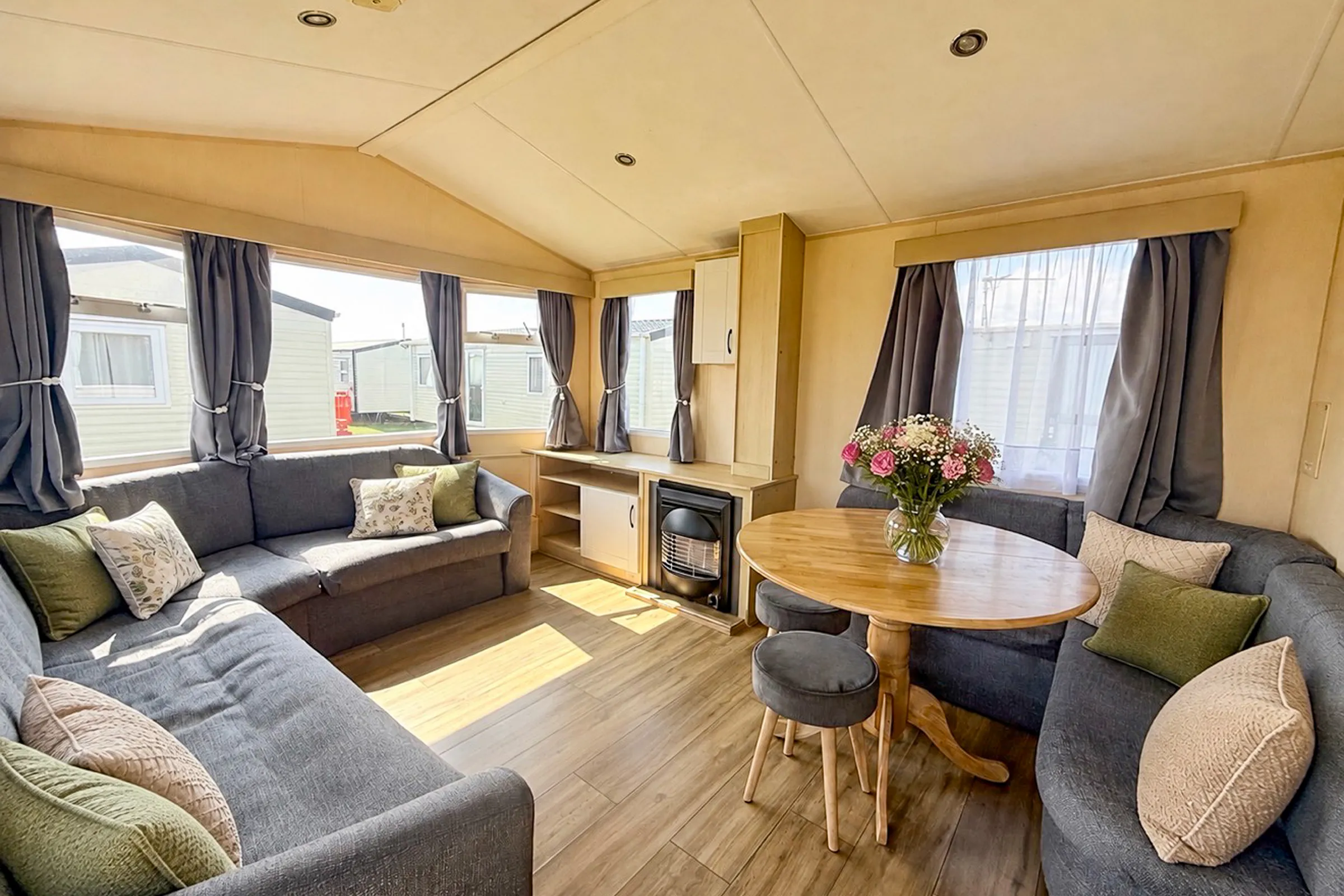 2007 Willerby Herald Coastfields open-plan lounge and dining area