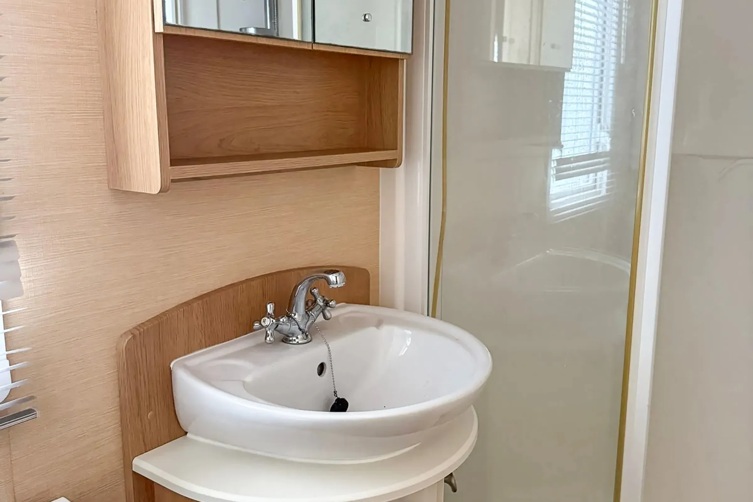 Coastfields 2009 Willerby Granada shower room with wash basin