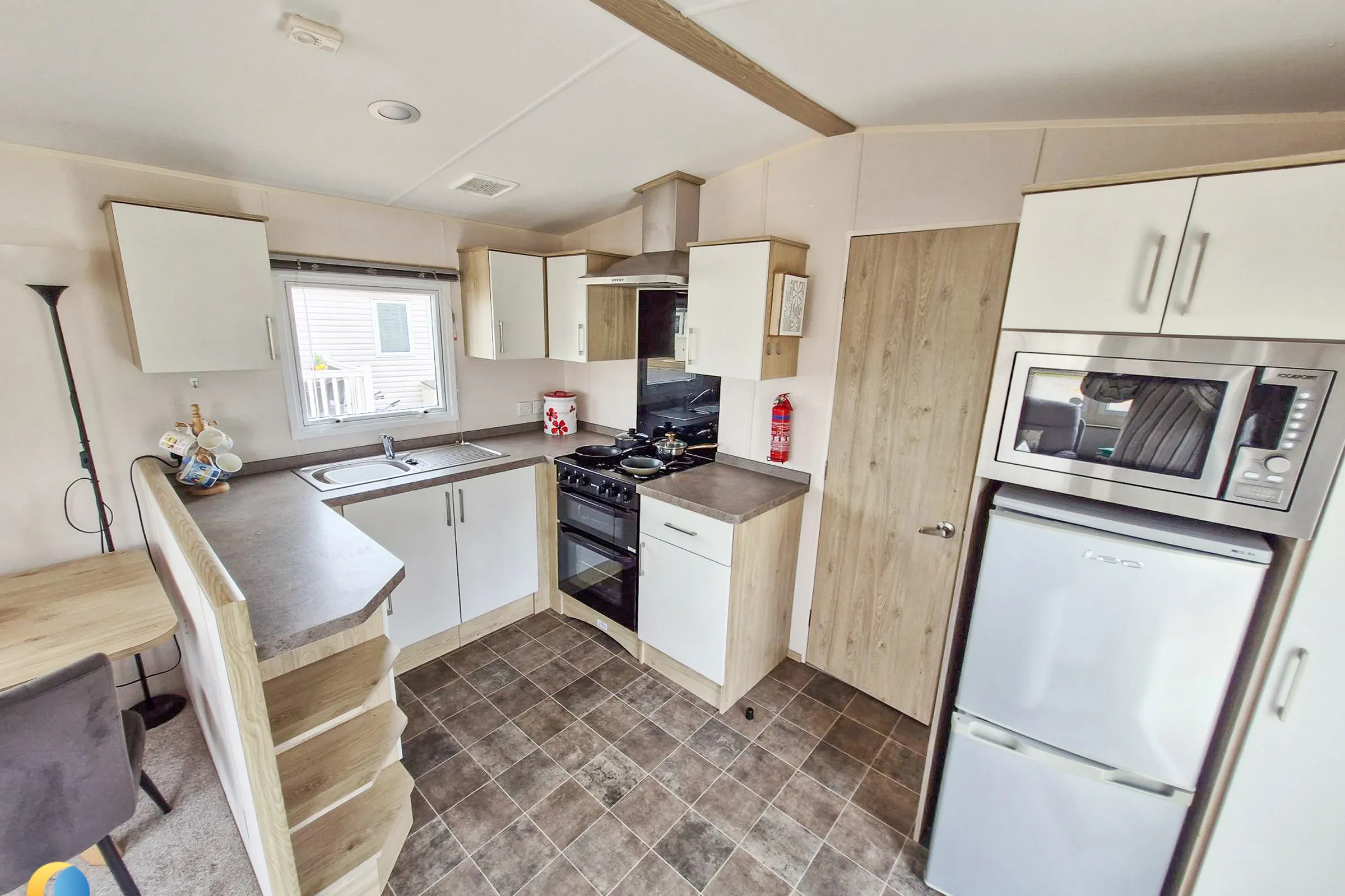 Coastfields 2018 ABI Summerbreeze fitted kitchen and dining area