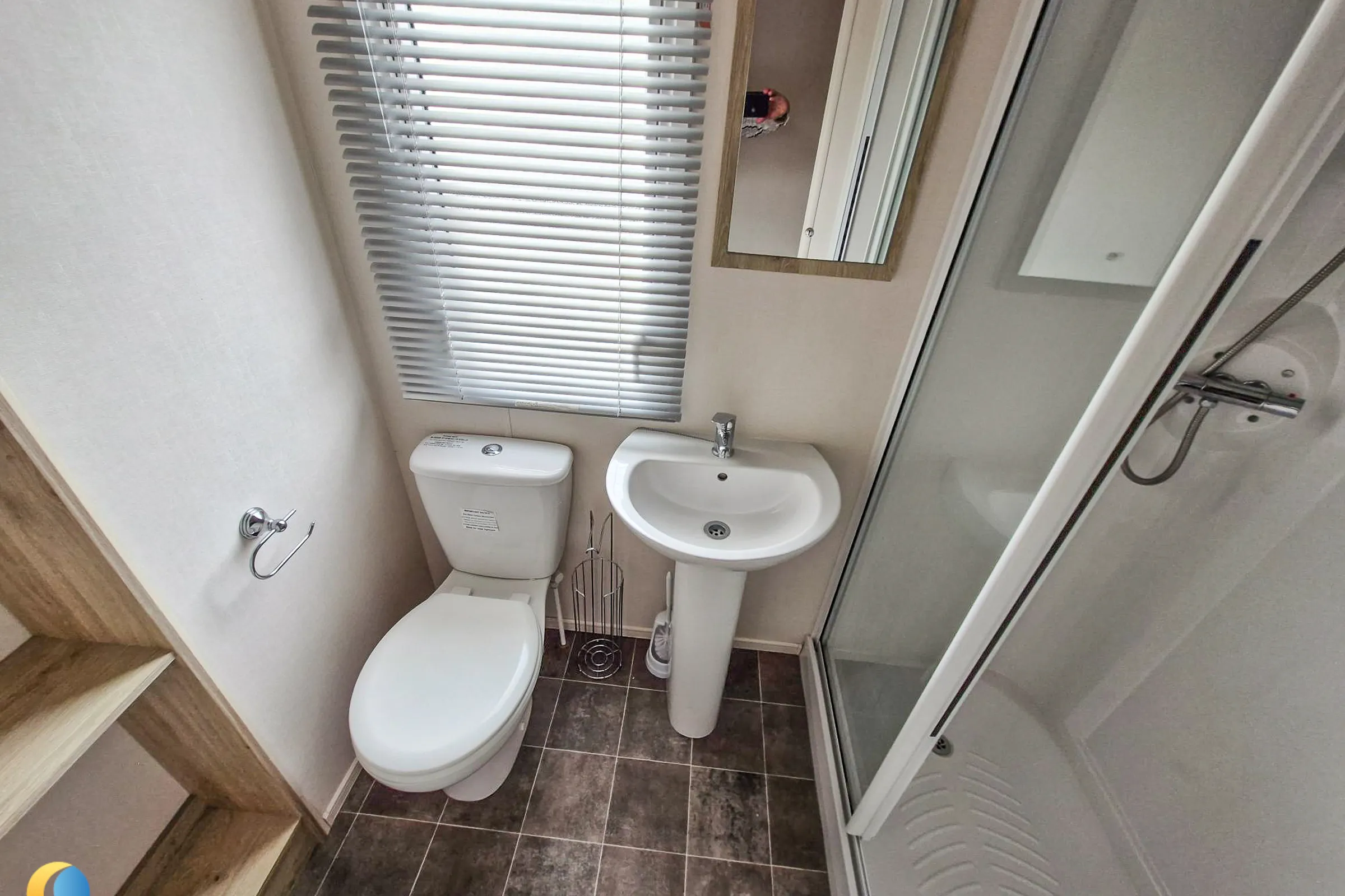 Coastfields 2018 ABI Summerbreeze family shower room