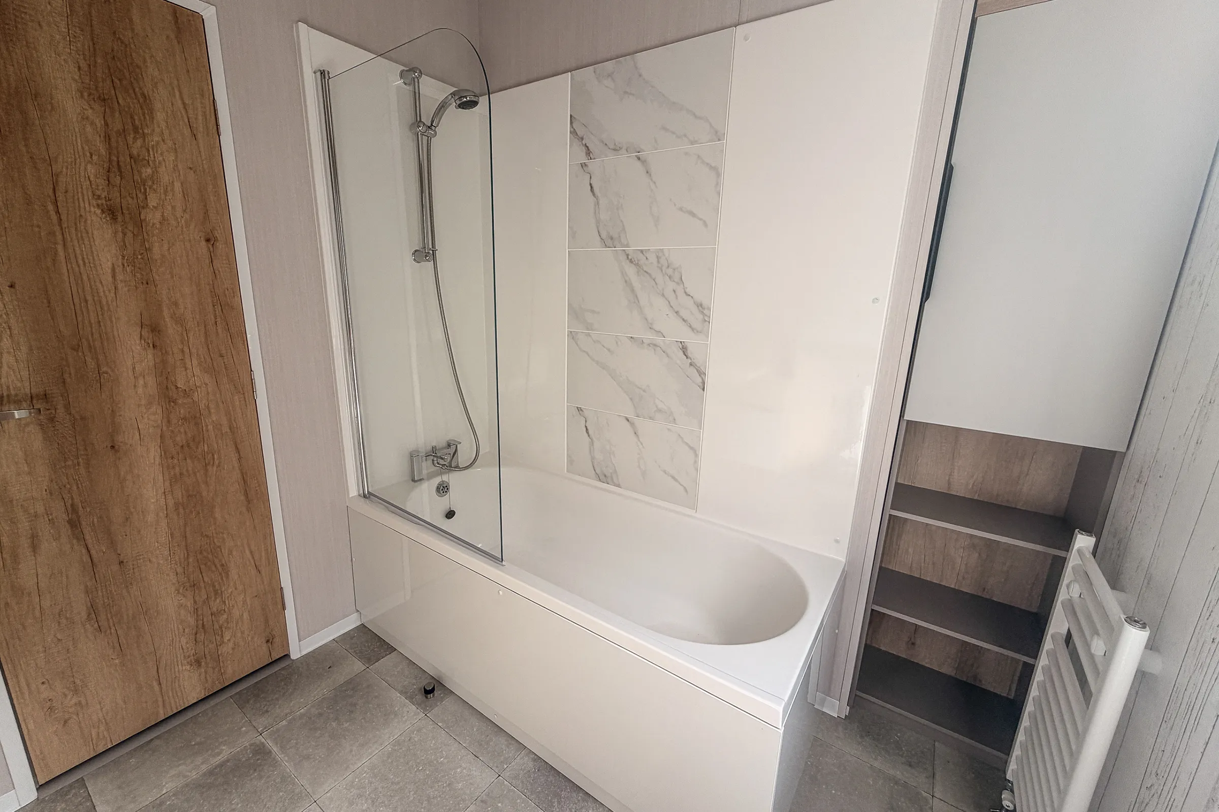 2026 Swift Edmonton Lodge Coastfields bathroom with bath 