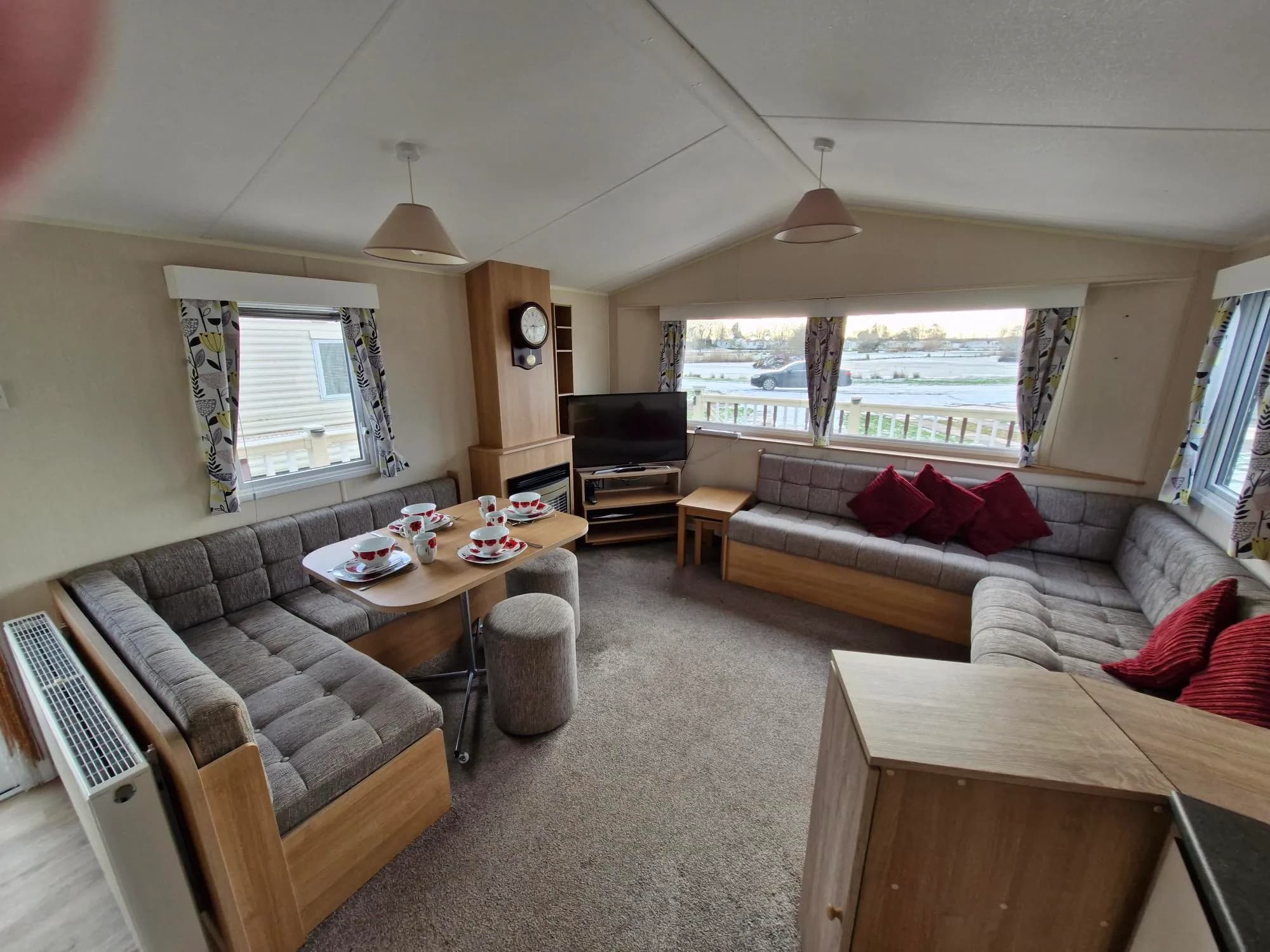 Open-plan lounge and dining area in the 2018 Willerby Mistral