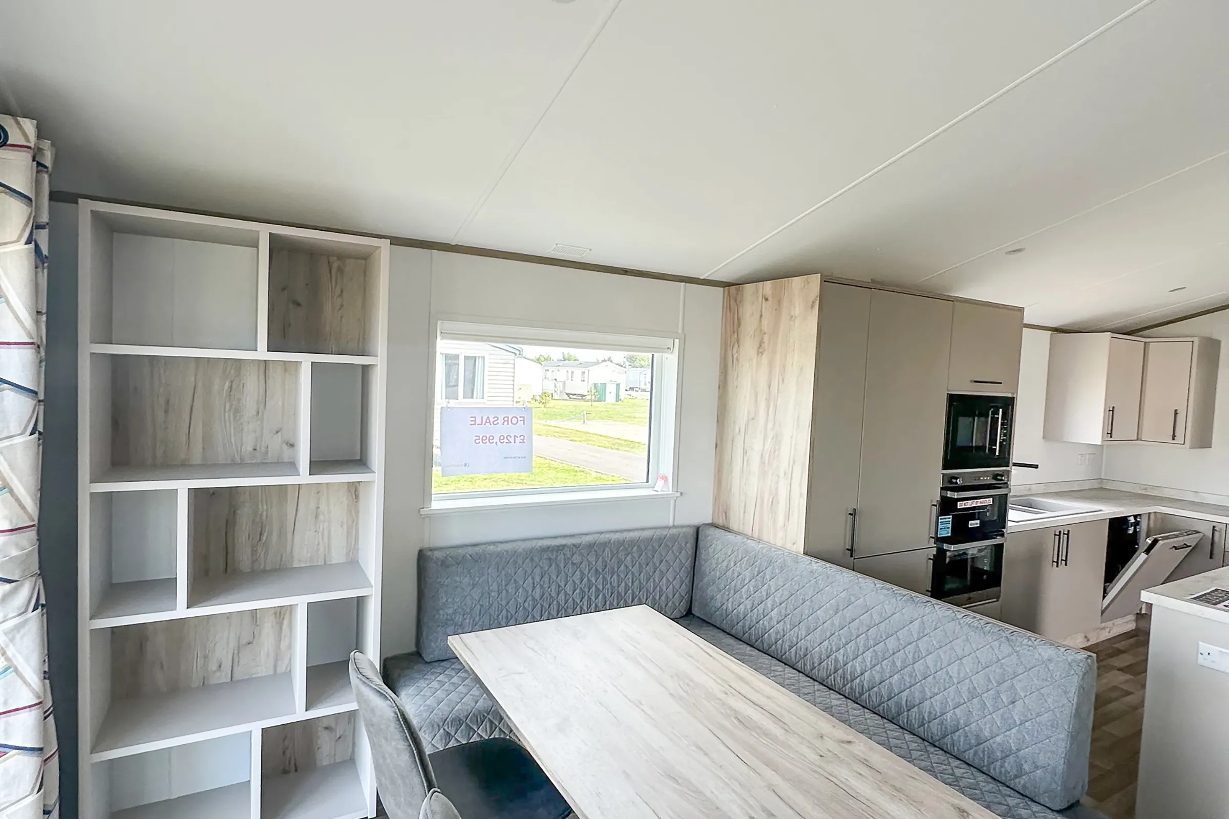 2025 Willerby Mapleton Dining Area with Built-In Seating