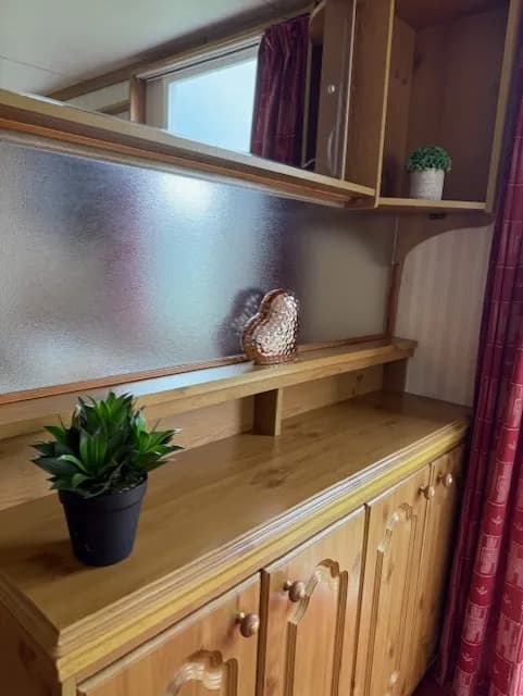 built in display cabinets on 2002 ABI Lincolnshire