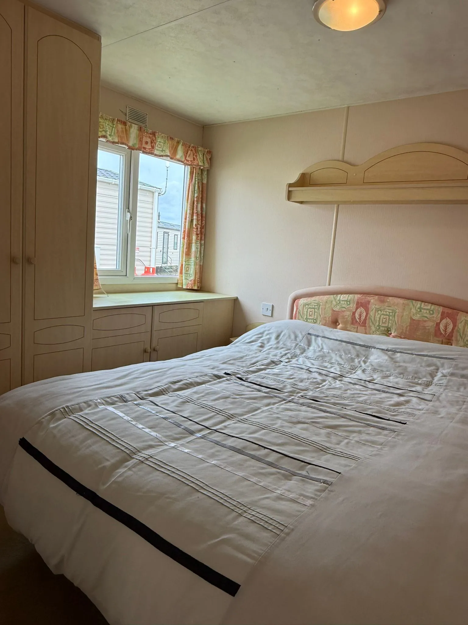 Master bedroom with double bed and fitted wardrobe in the 2002 Atlas Everglade