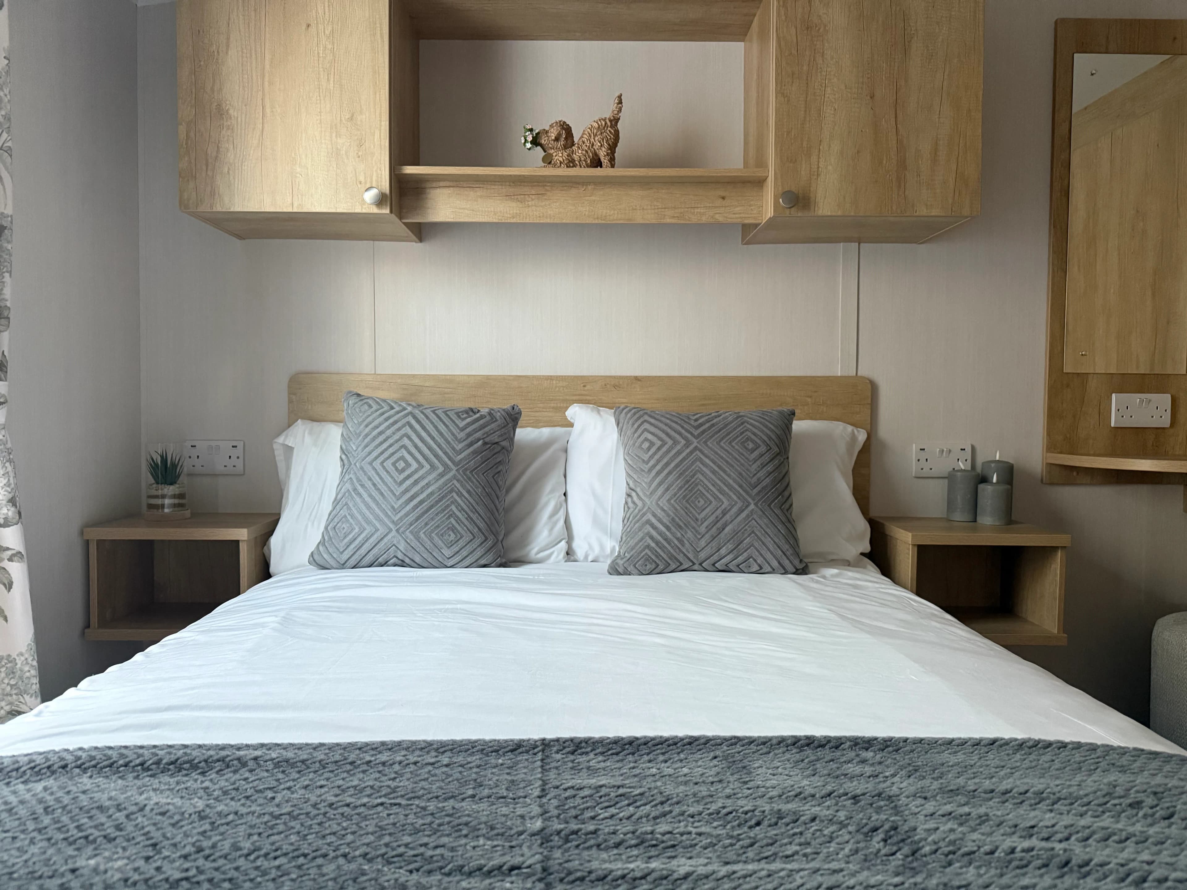 Master bedroom with en-suite WC in the 2024 Swift Burgundy