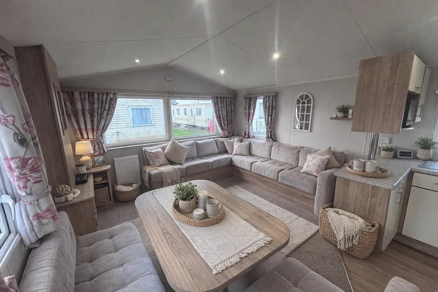 Lounge & Dining area