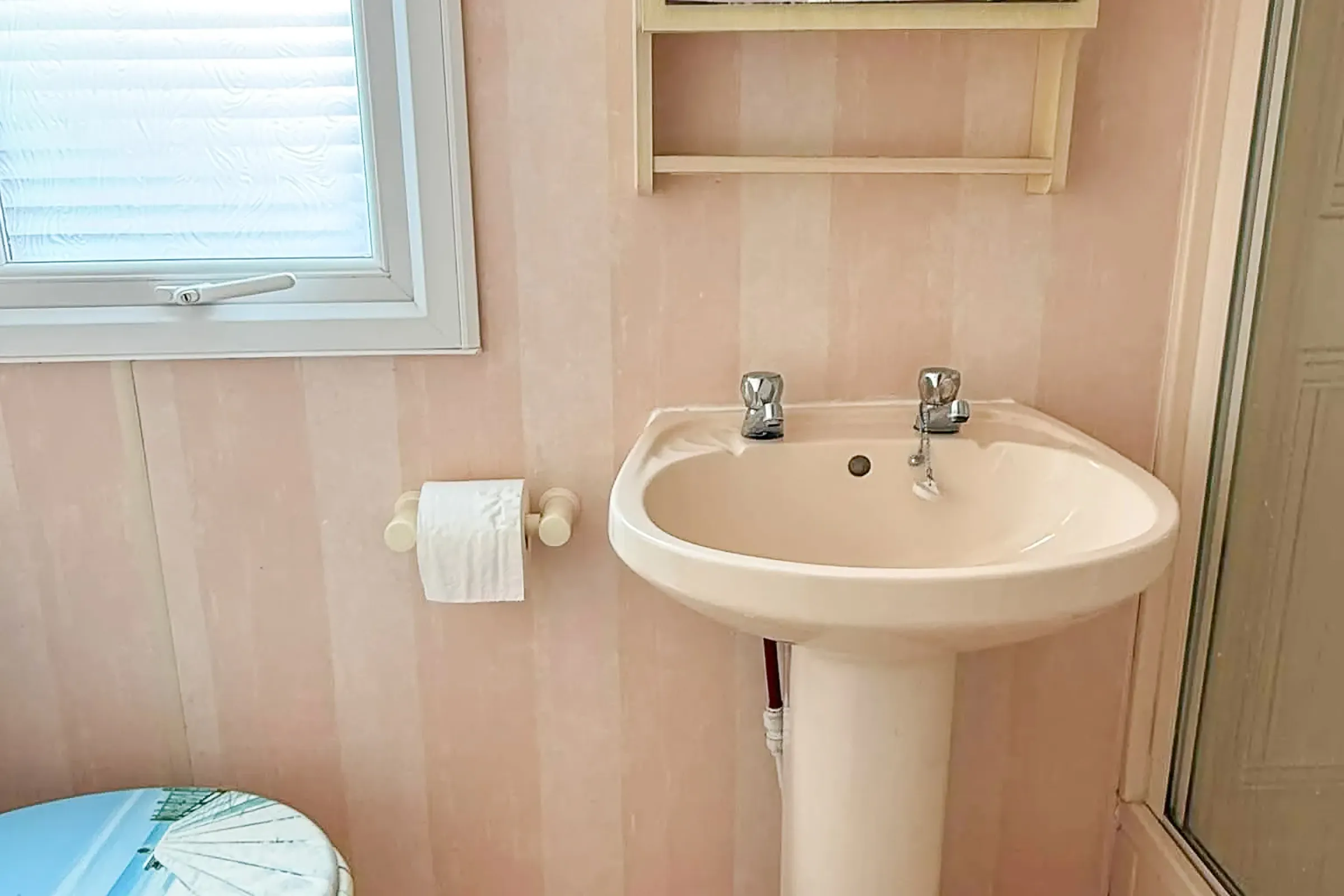 Coastfields 2004 Atlas Everglade bathroom with wash basin