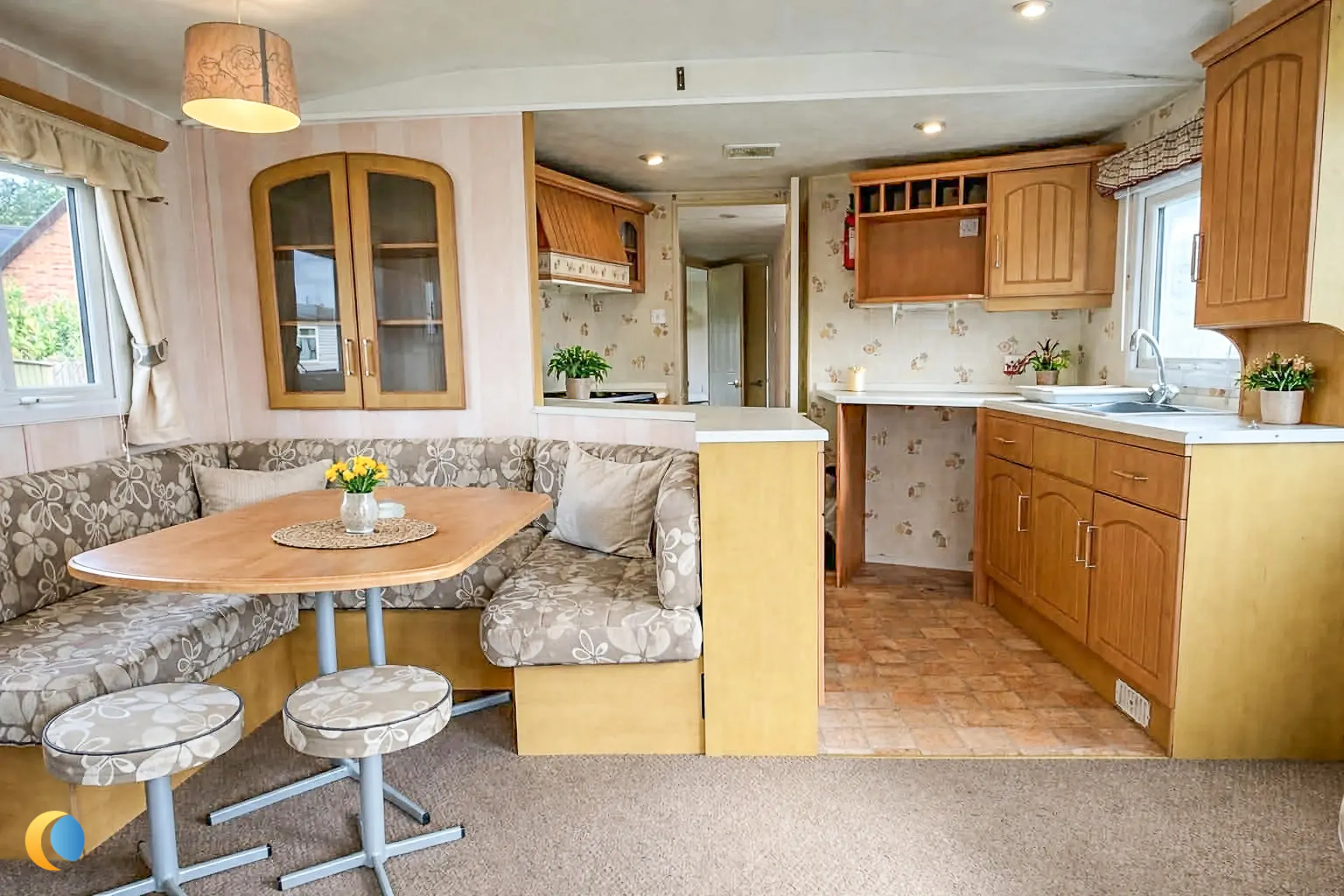 Coastfields 2004 Atlas Everglade kitchen and dining area
