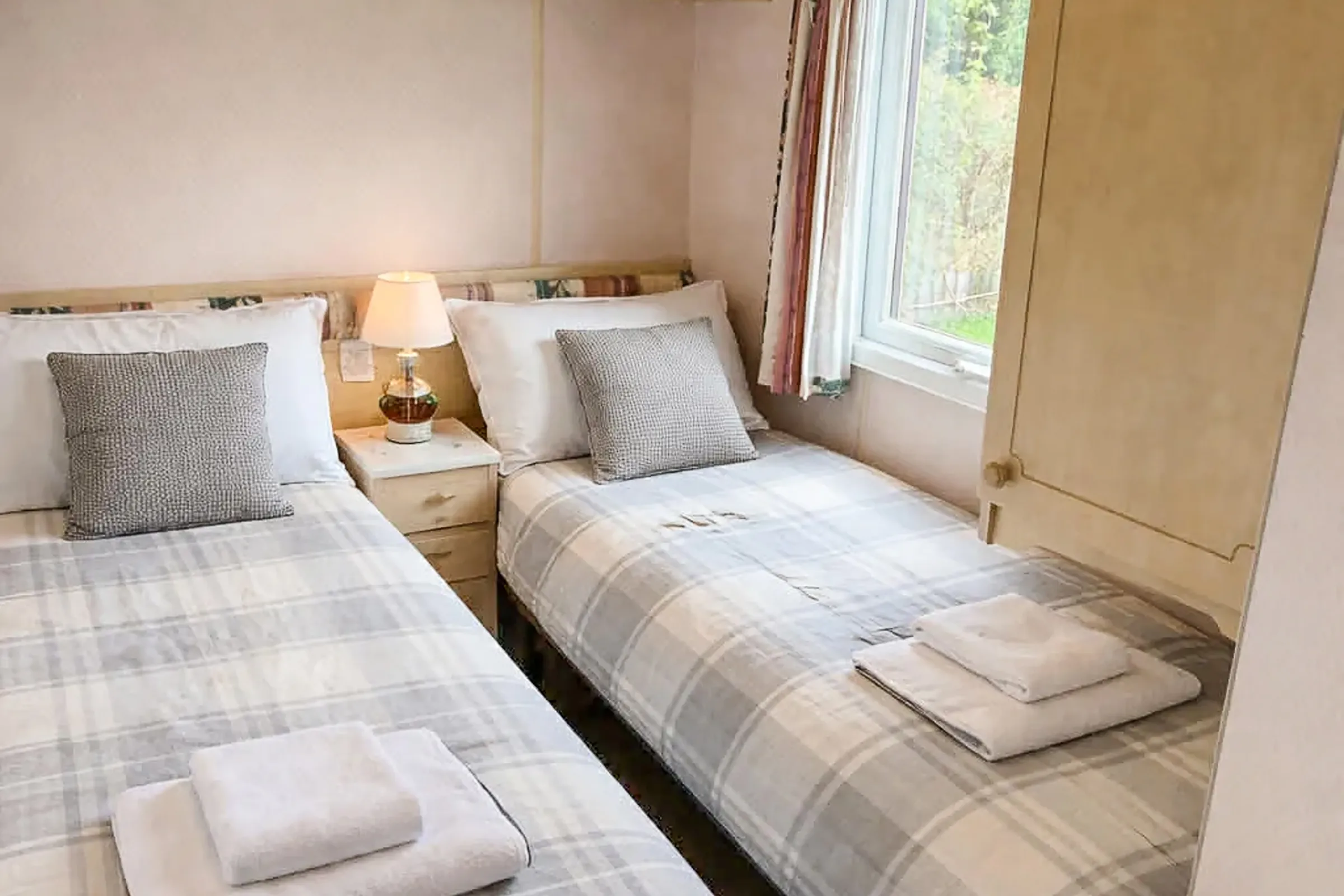 Coastfields 2004 Atlas Everglade twin bedroom