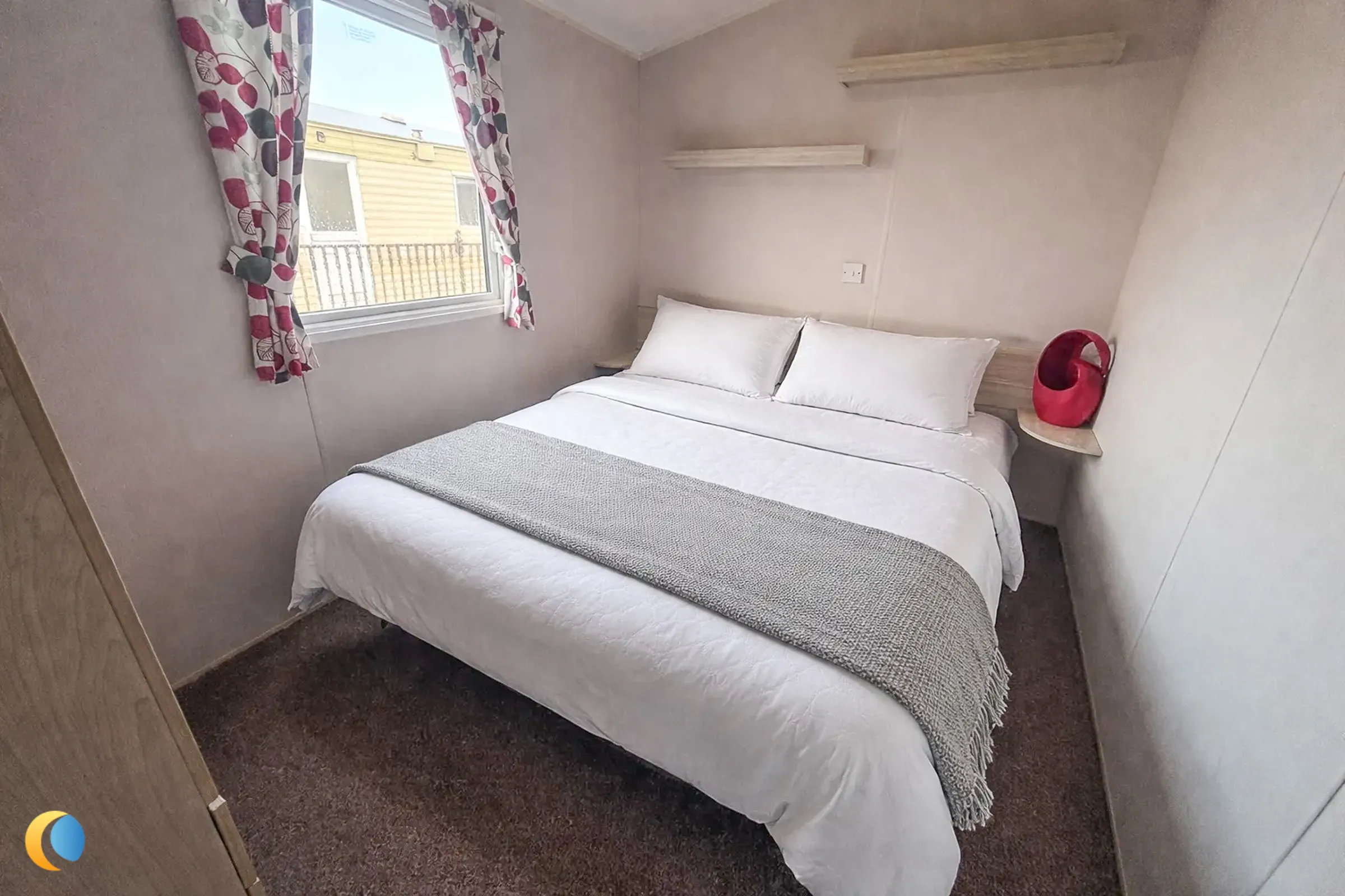 Coastfields 2016 Willerby Vista View master bedroom with double bed