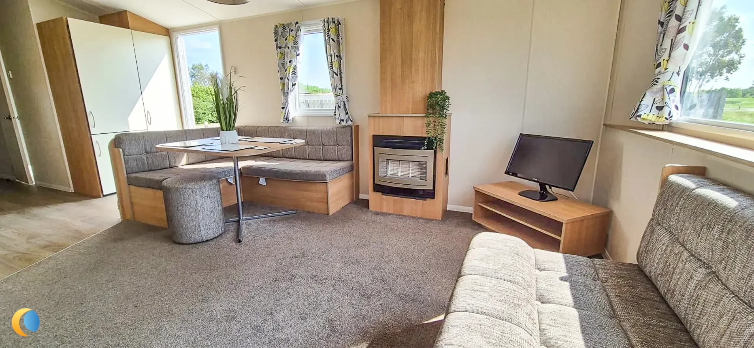Coastfields 2018 Willerby Mistral lounge and dining area