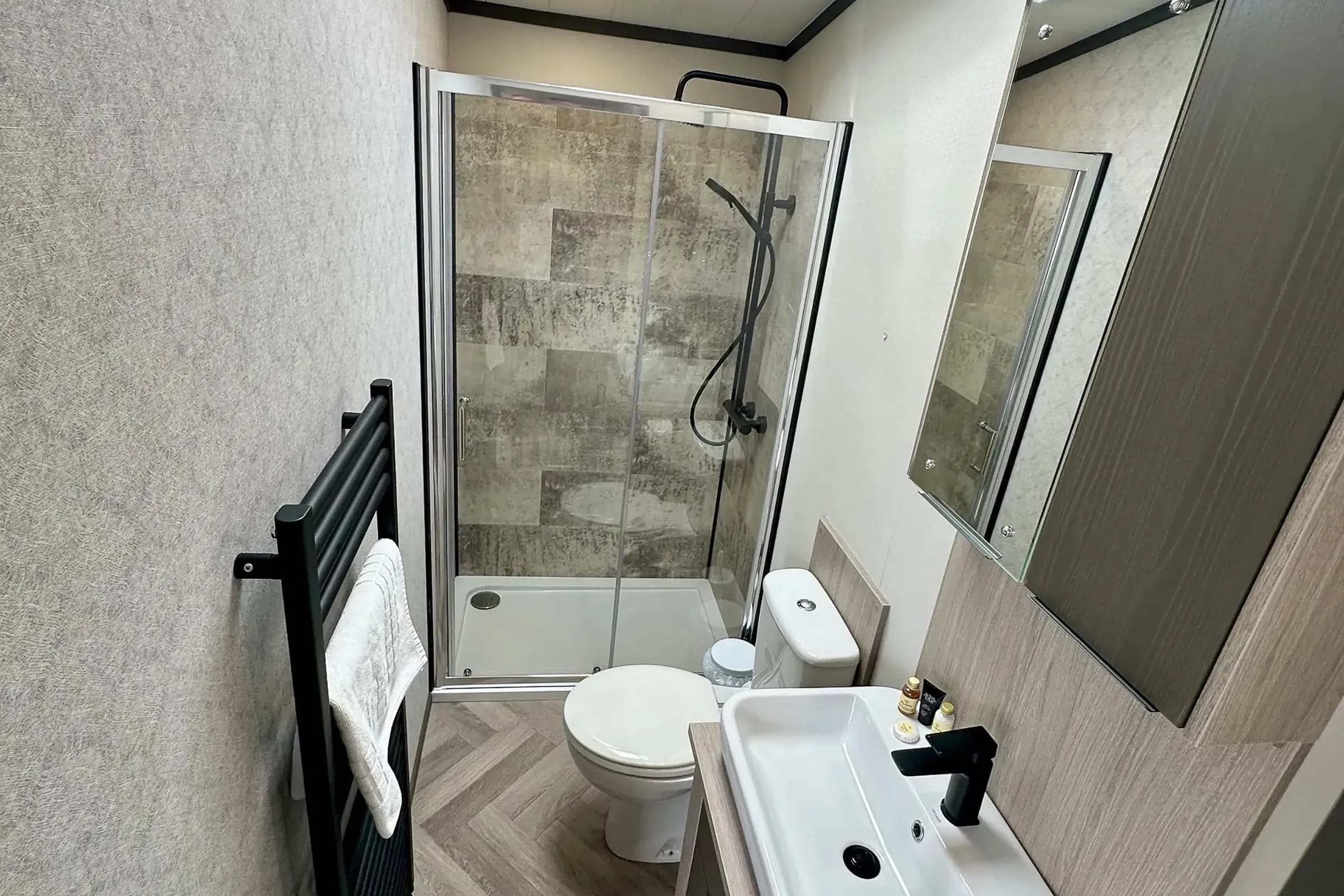 Coastfields 2023 Victory Lakewood Lodge modern shower room