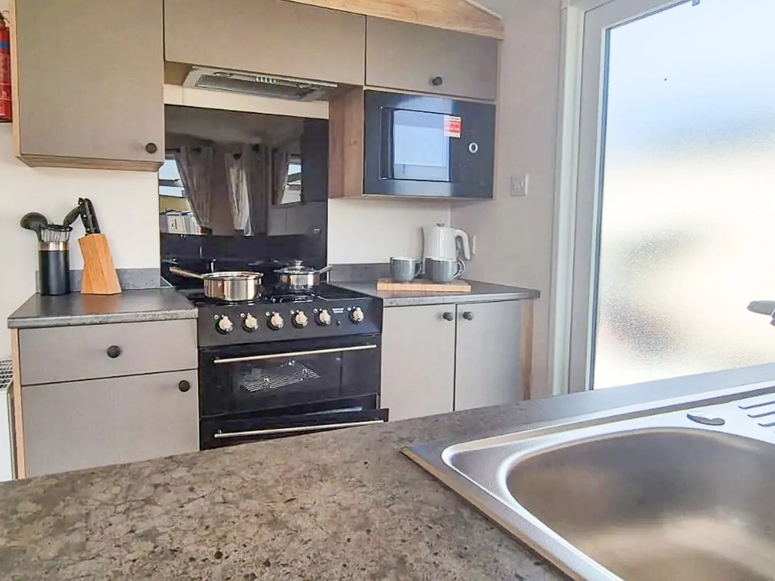 Coastfields 2025 Willerby Rio Gold dining area beside the fitted kitchen