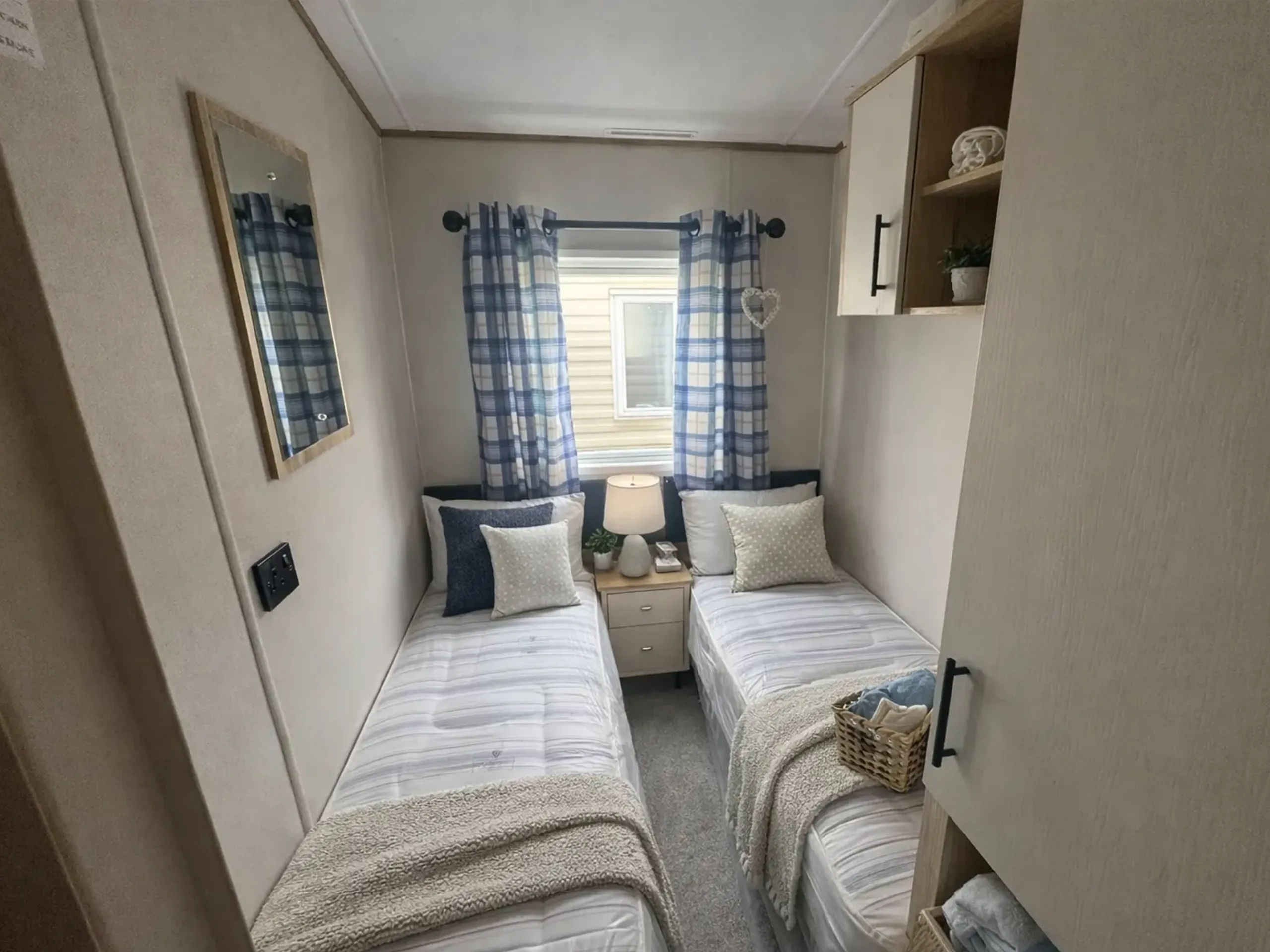 Second twin bedroom in the 2026 ABI Louis holiday home