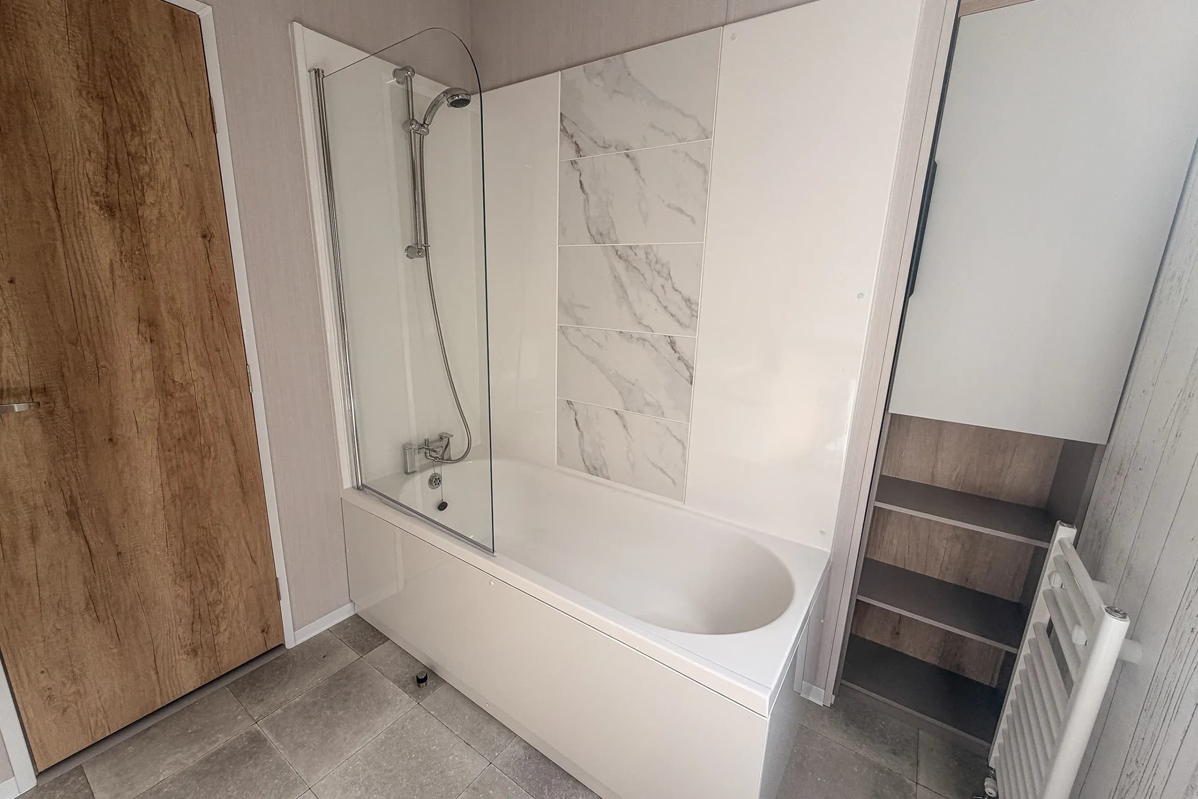 2026 Swift Edmonton Lodge Coastfields bathroom with bath 