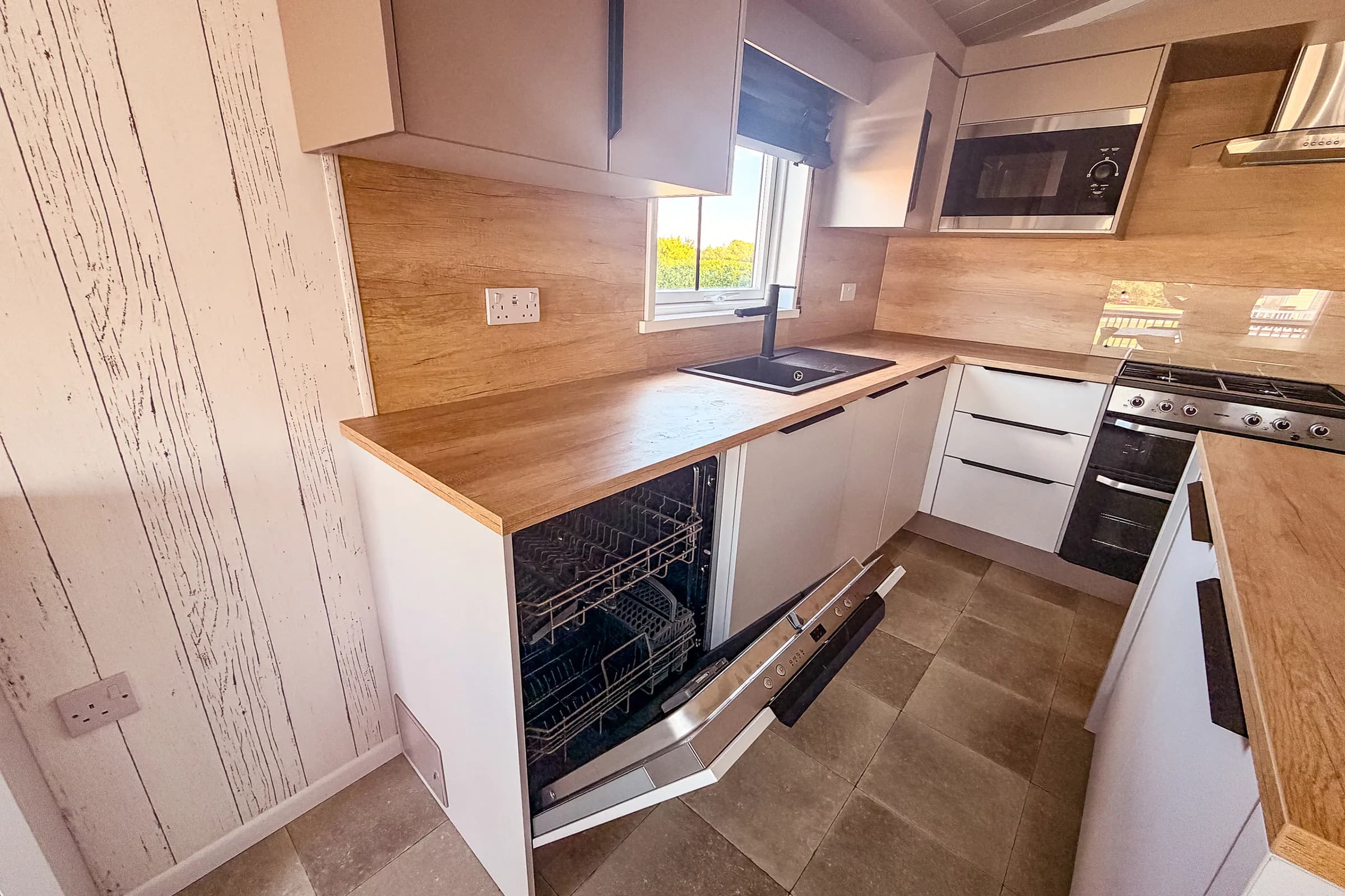 2026 Swift Edmonton Lodge Coastfields spacious lounge and kitchen