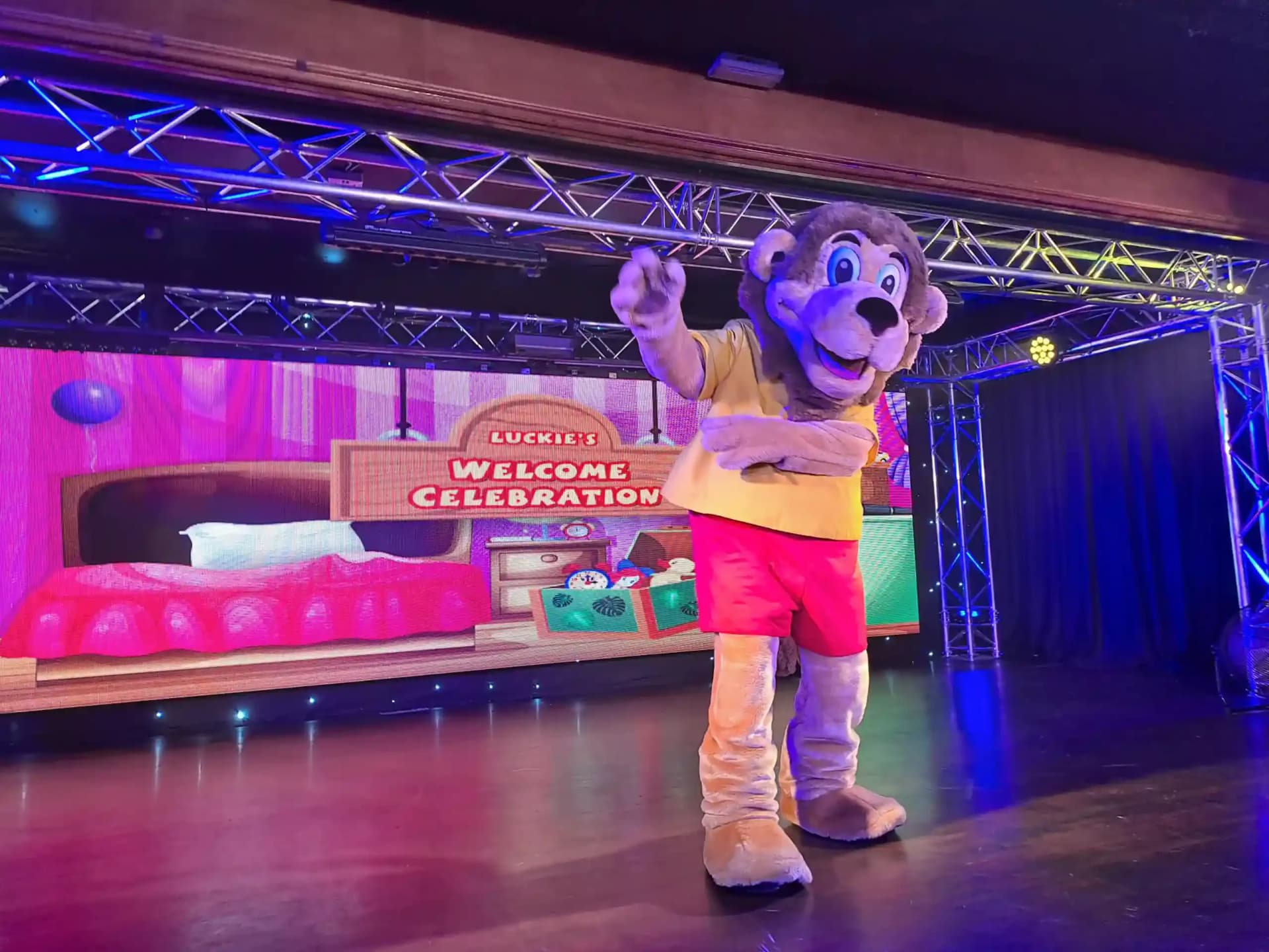 Coastfields Holiday Village-Luckie the lion-live entertainment-on stage