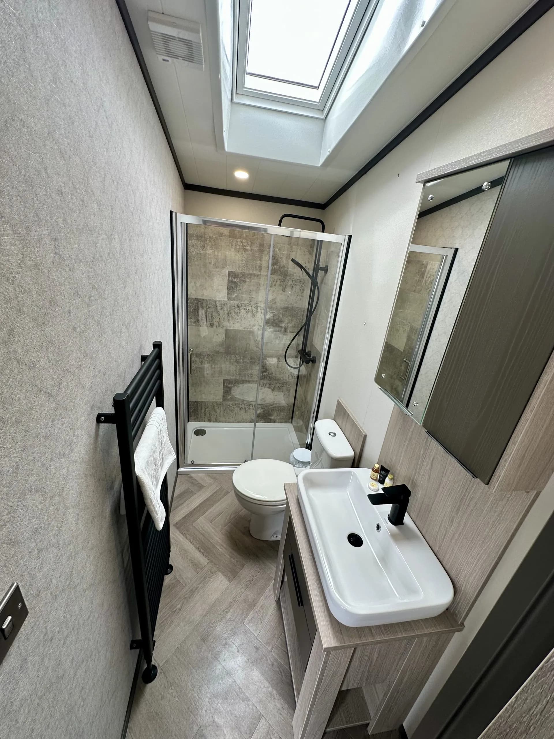 Modern family bathroom with rainfall shower in the 2023 Victory Lakewood Lodge
