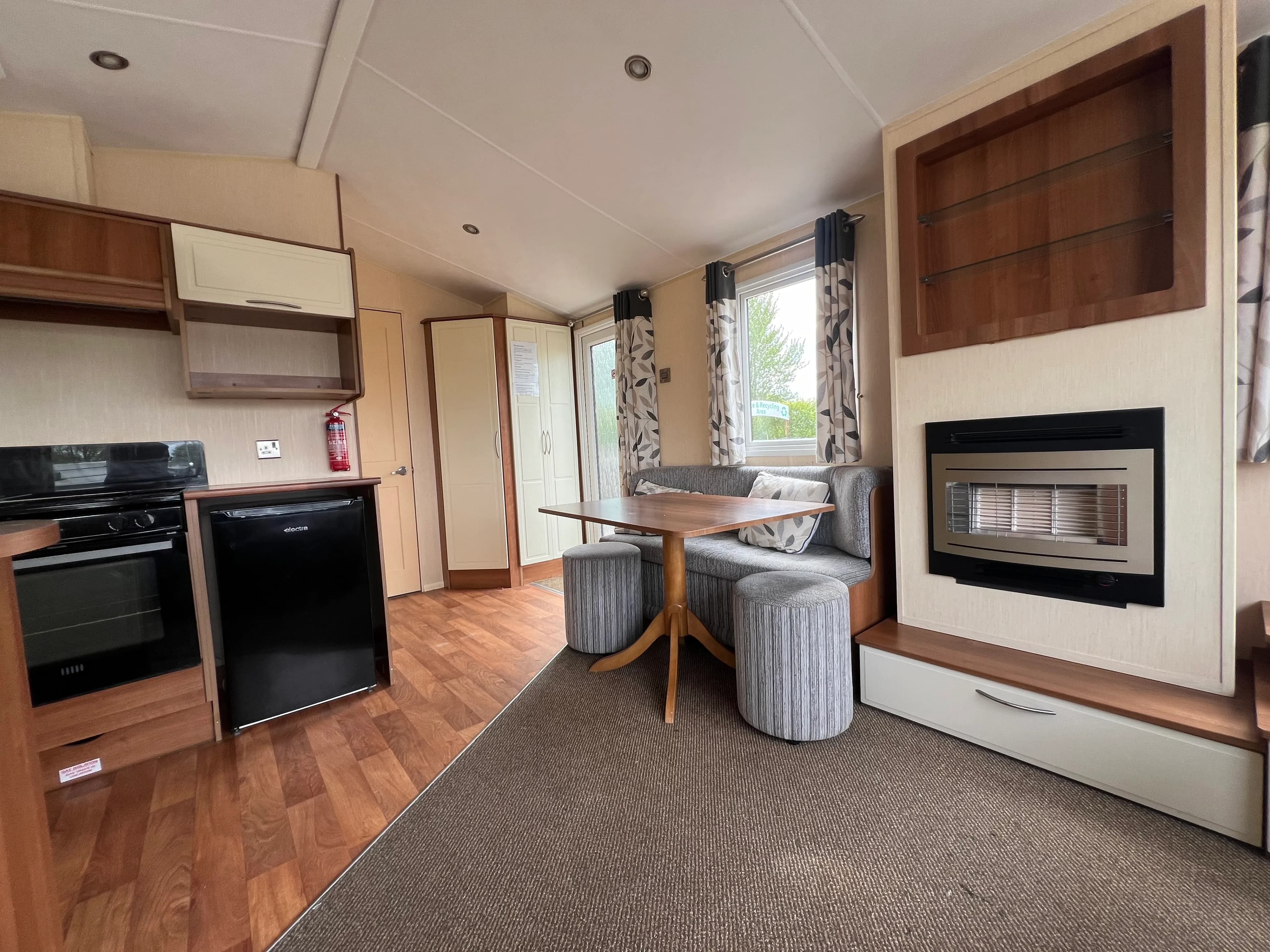 Willerby Rio Gold 28x12 2 Bed 2012 seating area kitchen
