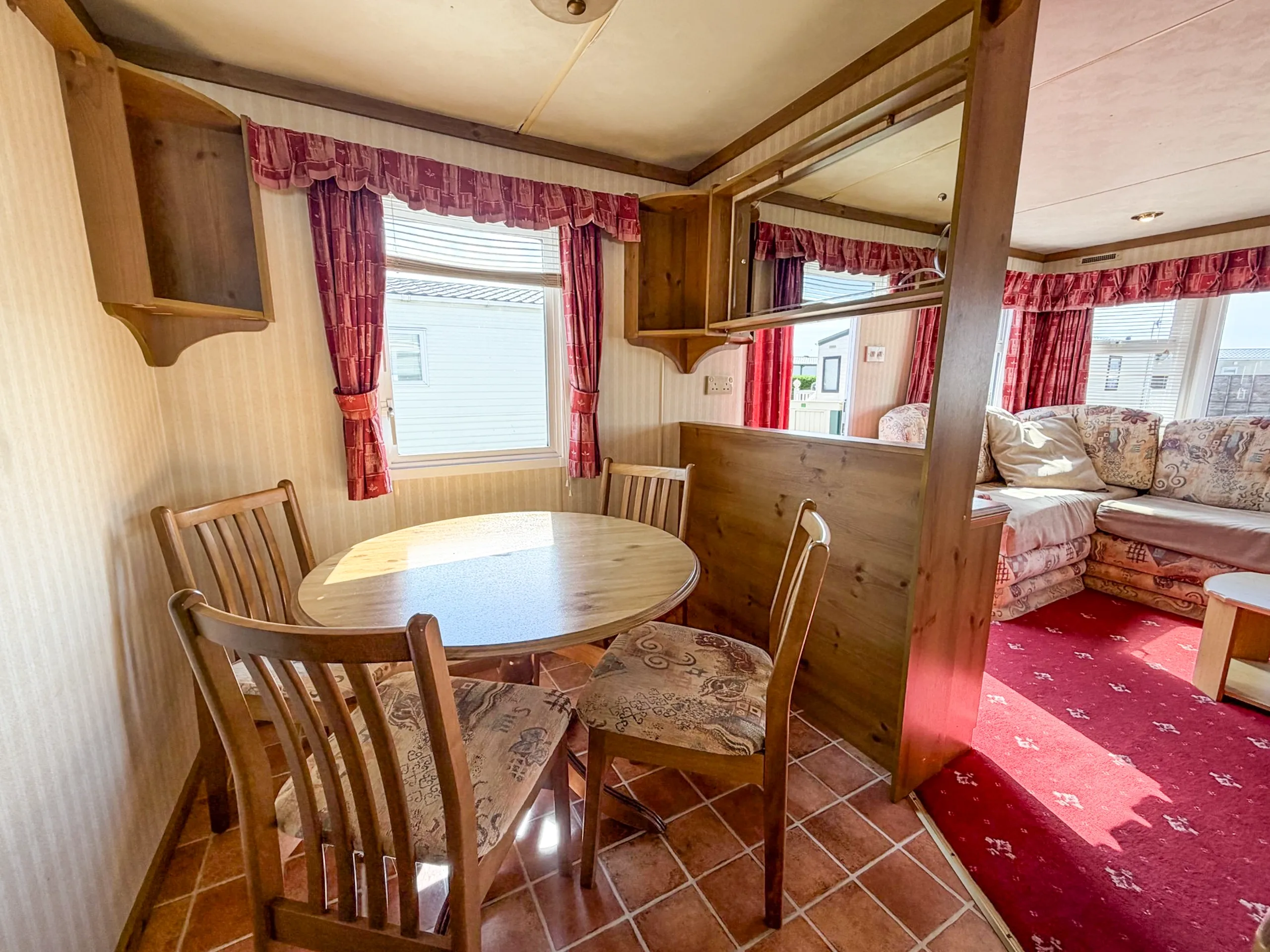 Alternative view of the open-plan lounge in the 2002 ABI Lincs Supreme