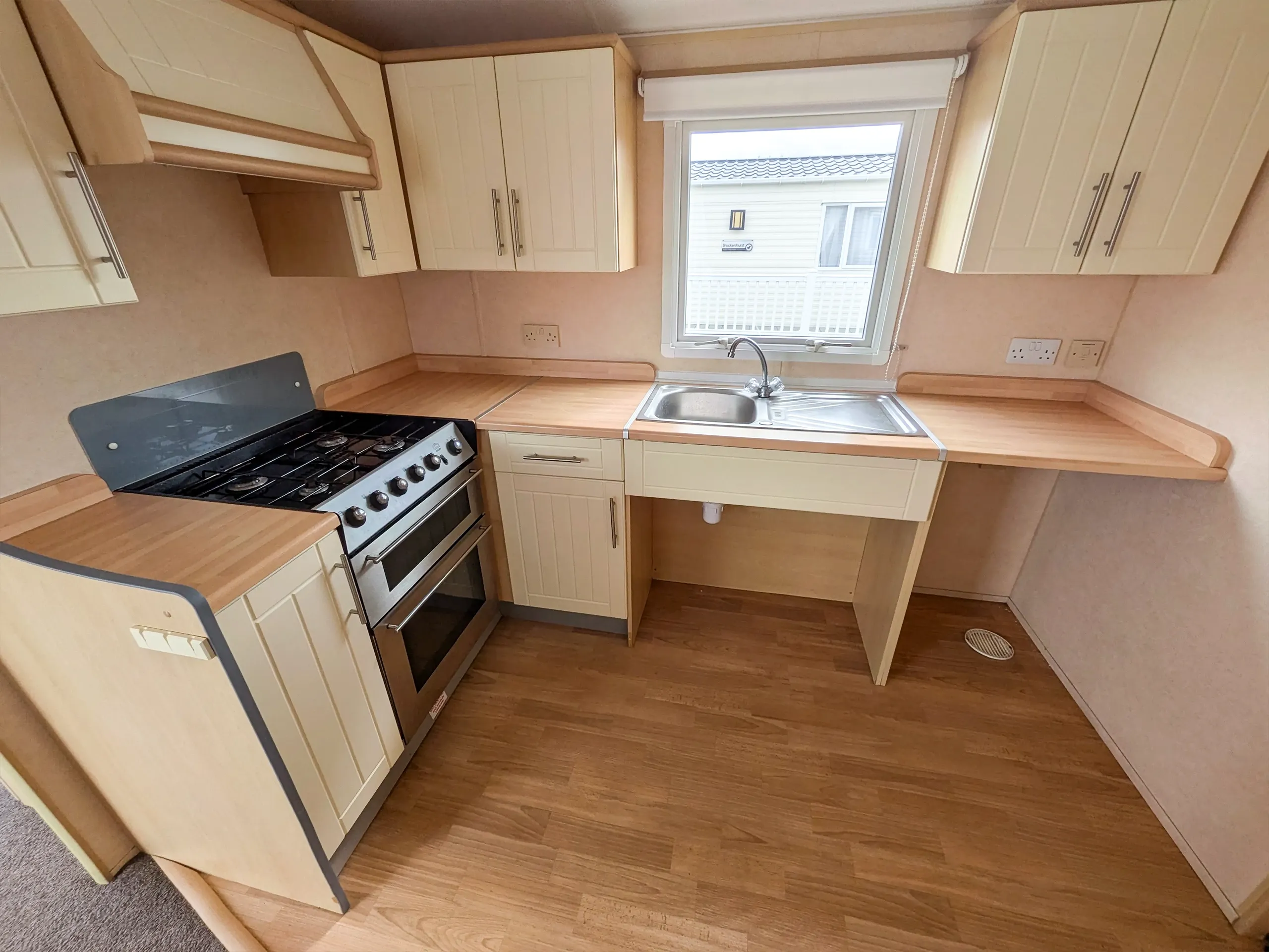 Modern kitchen in the 2007 Willerby Richmond holiday home