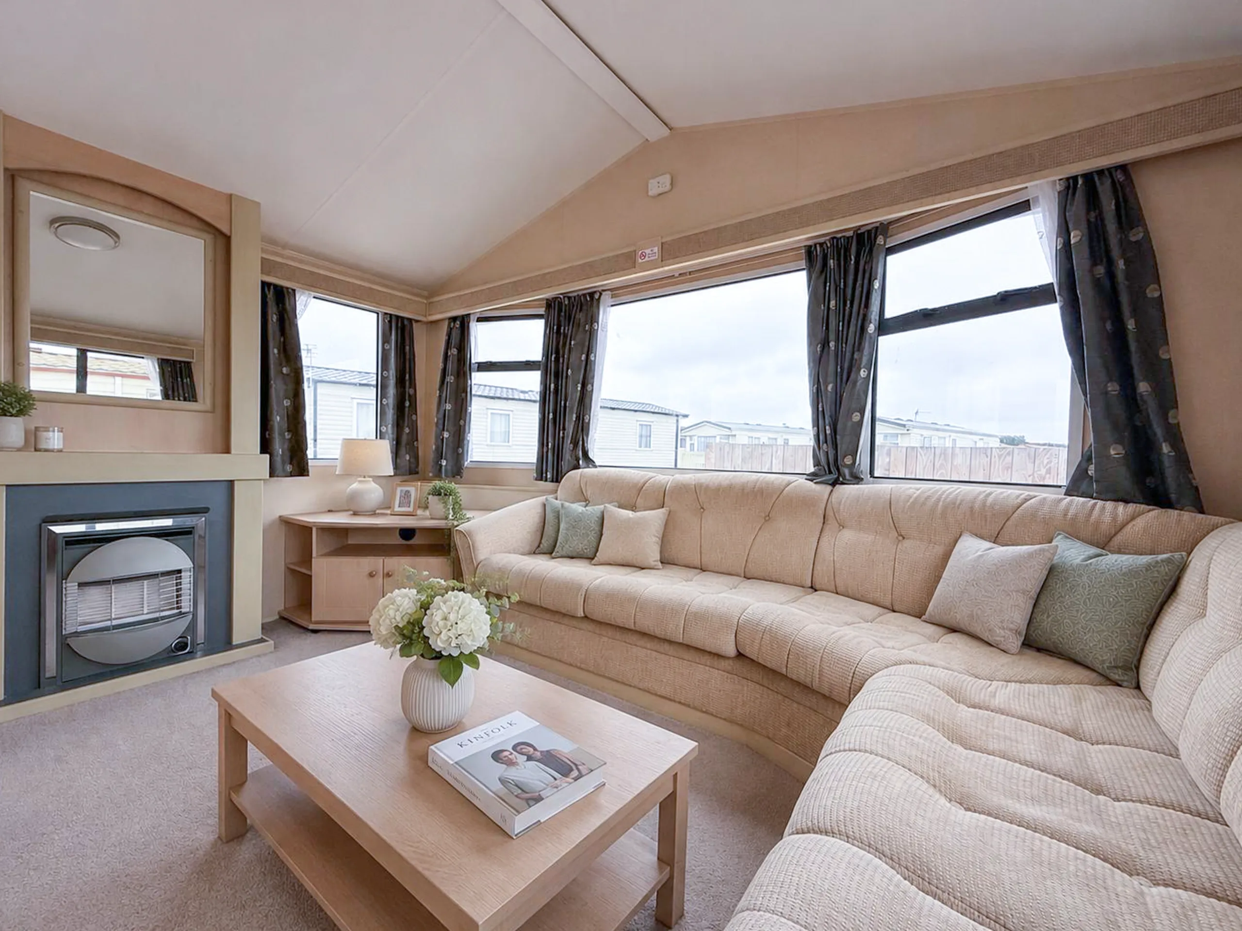 Open-plan lounge inside the 2009 Willerby Savoy