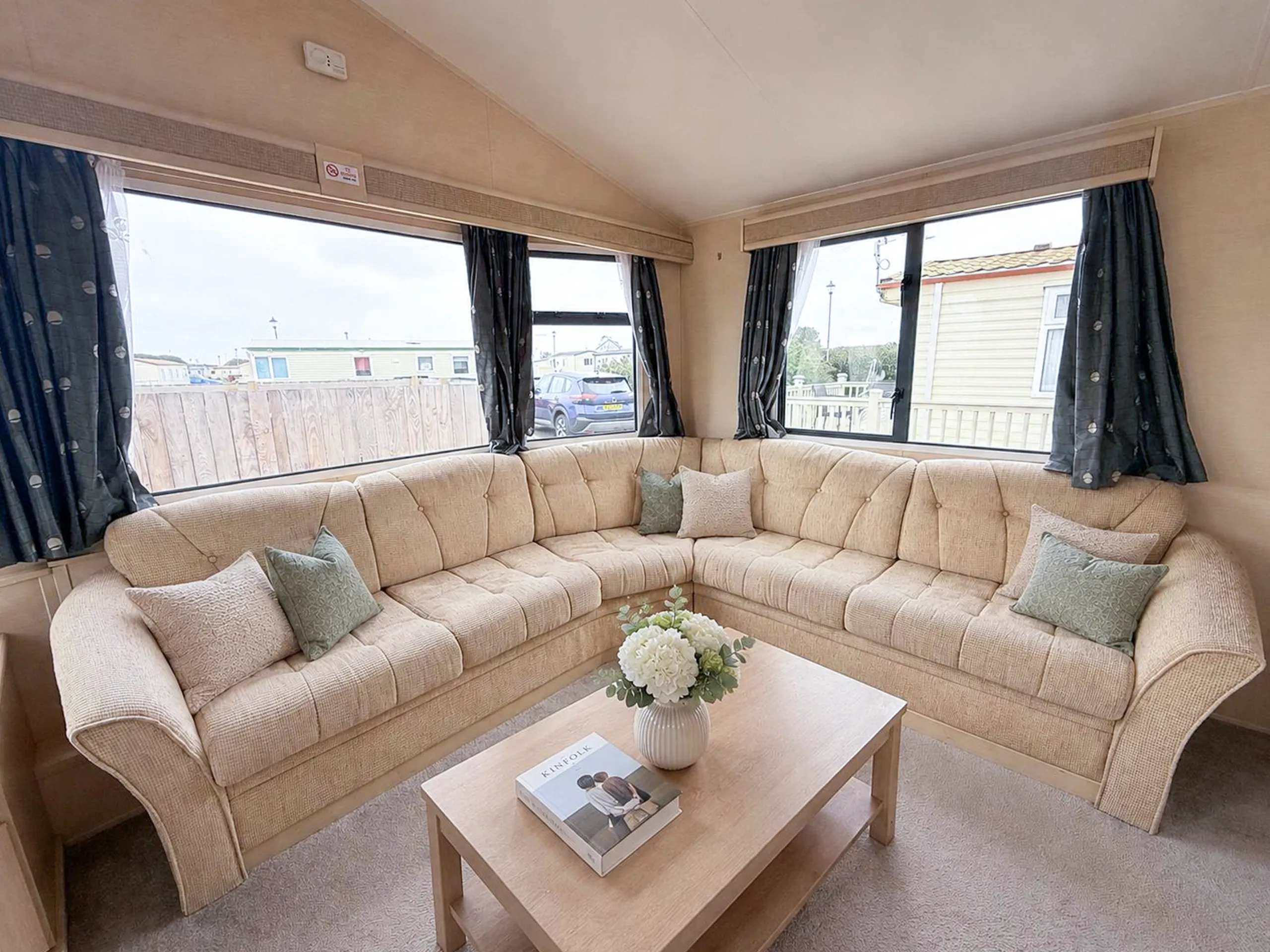 Open-plan lounge inside the 2009 Willerby Savoy