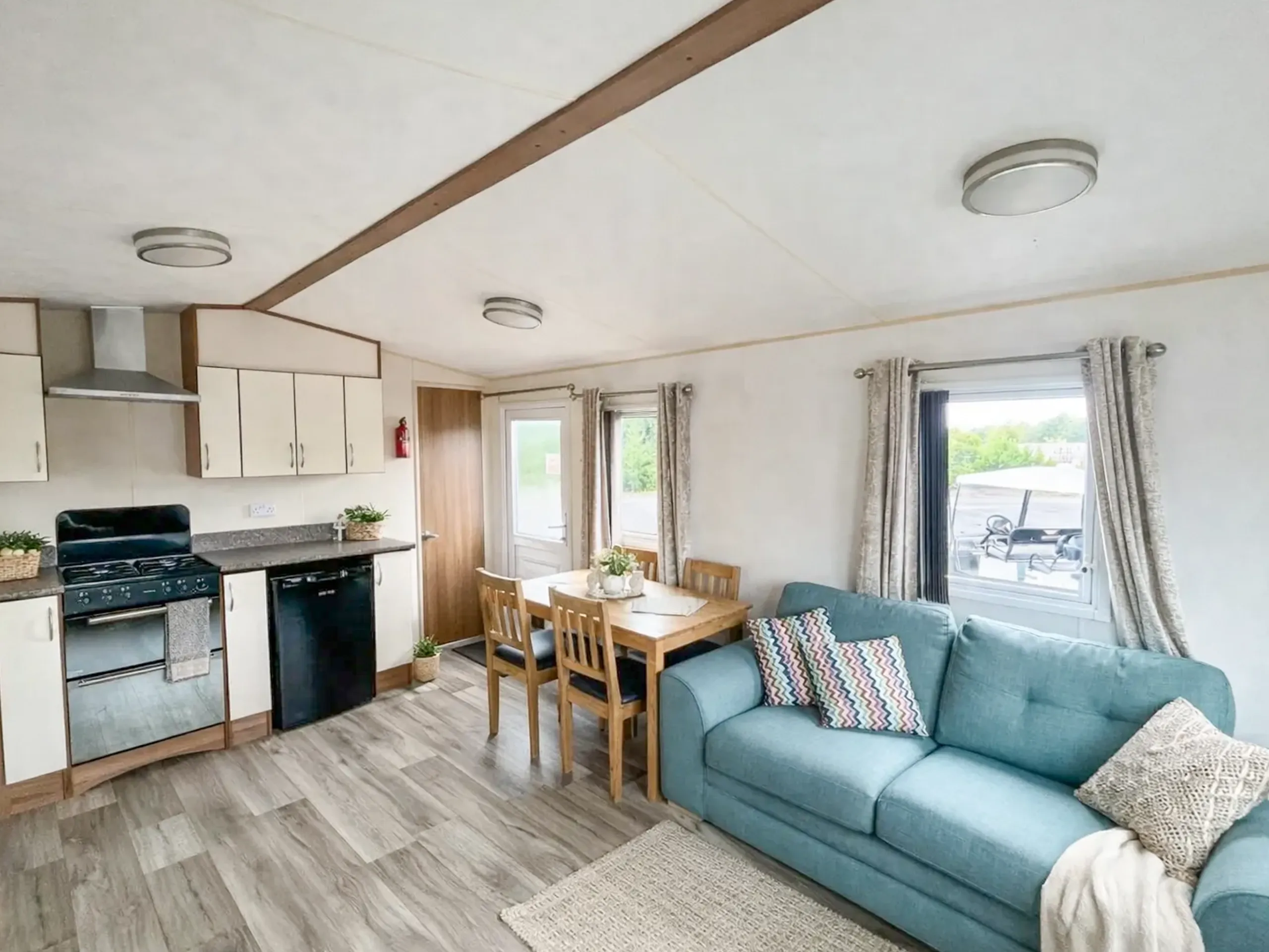 Alternative view of the open-plan lounge in the 2014 ABI Vista Platinum