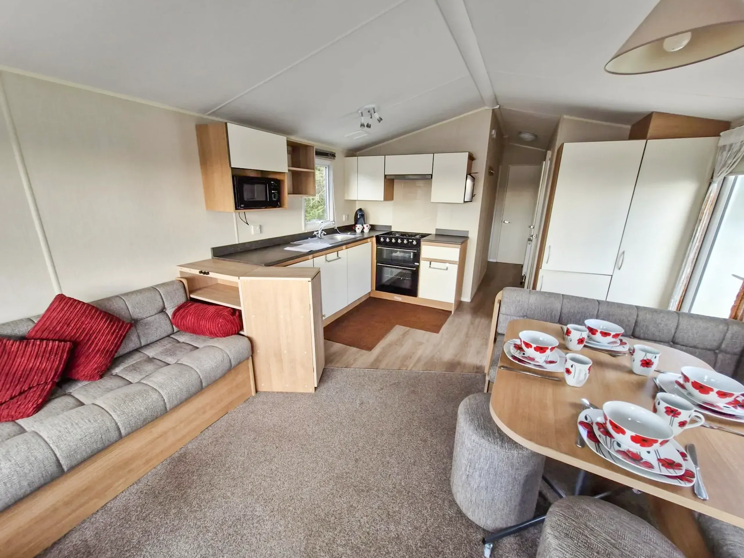 Alternative view of the open-plan lounge in the 2018 Willerby Mistral