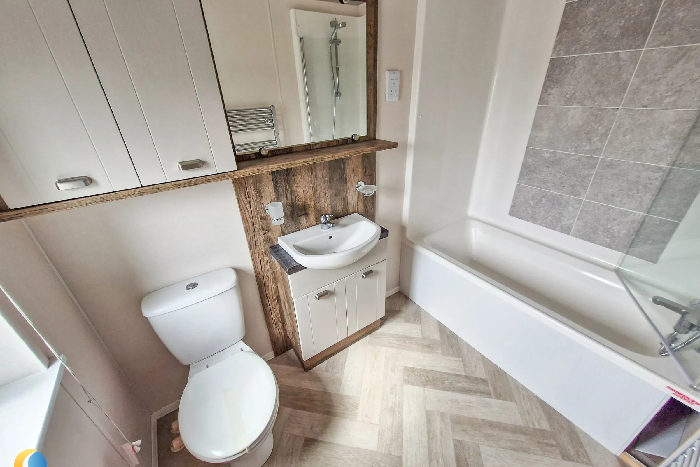 Coastfields 2025 Willerby Sheraton Elite main bedroom en-suite bathroom with bath