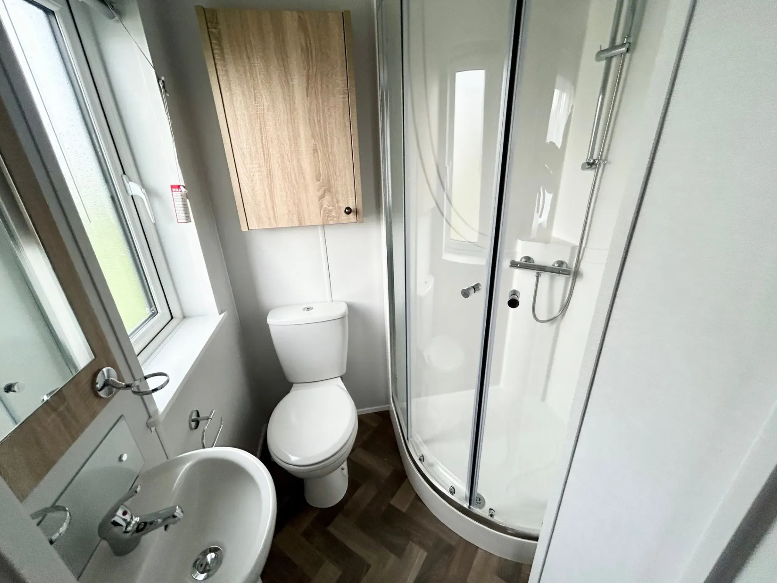 En-suite bathroom in the master bedroom of the 2026 Willerby Pinehurst