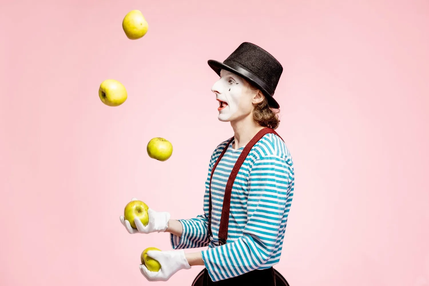 pantomime-juggling-with-apples-on-the-pink-backgro-2025-03-17-00-37-43-utc.jpg