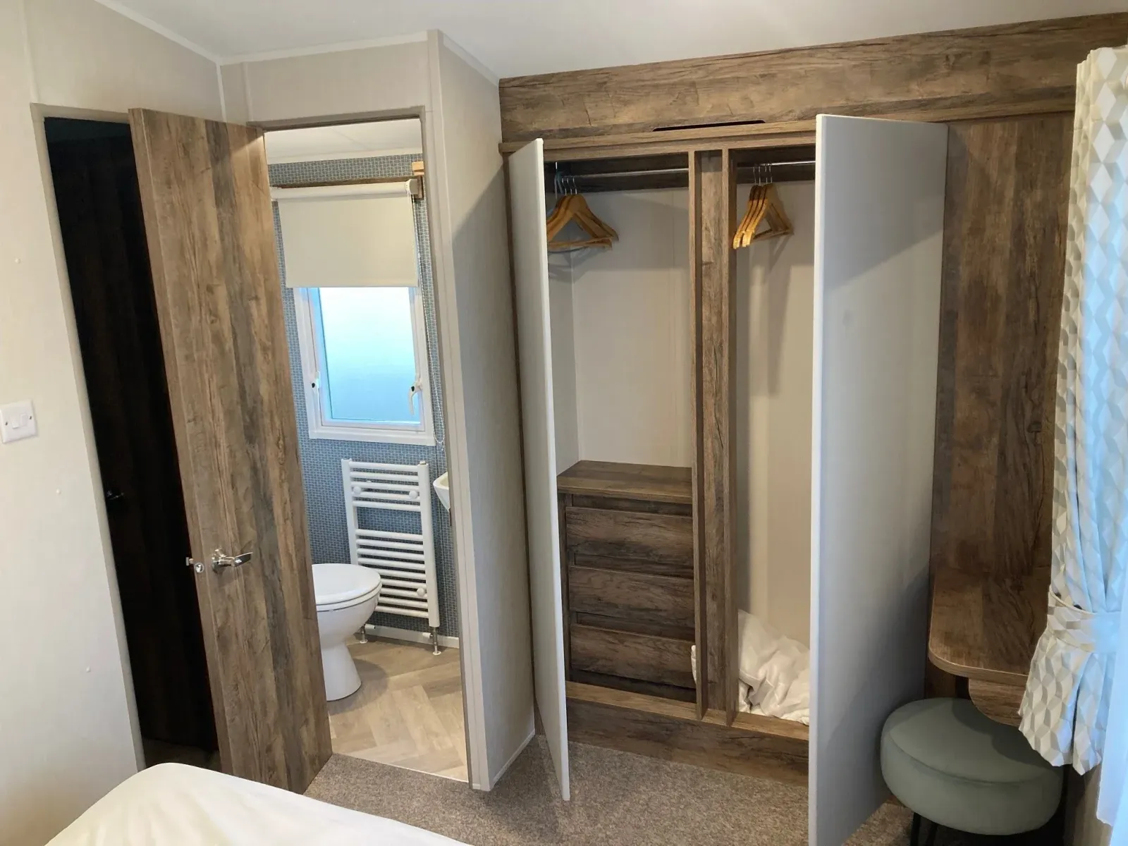 Coastfields 2021 Willerby Brookwood master bedroom en-suite bathroom