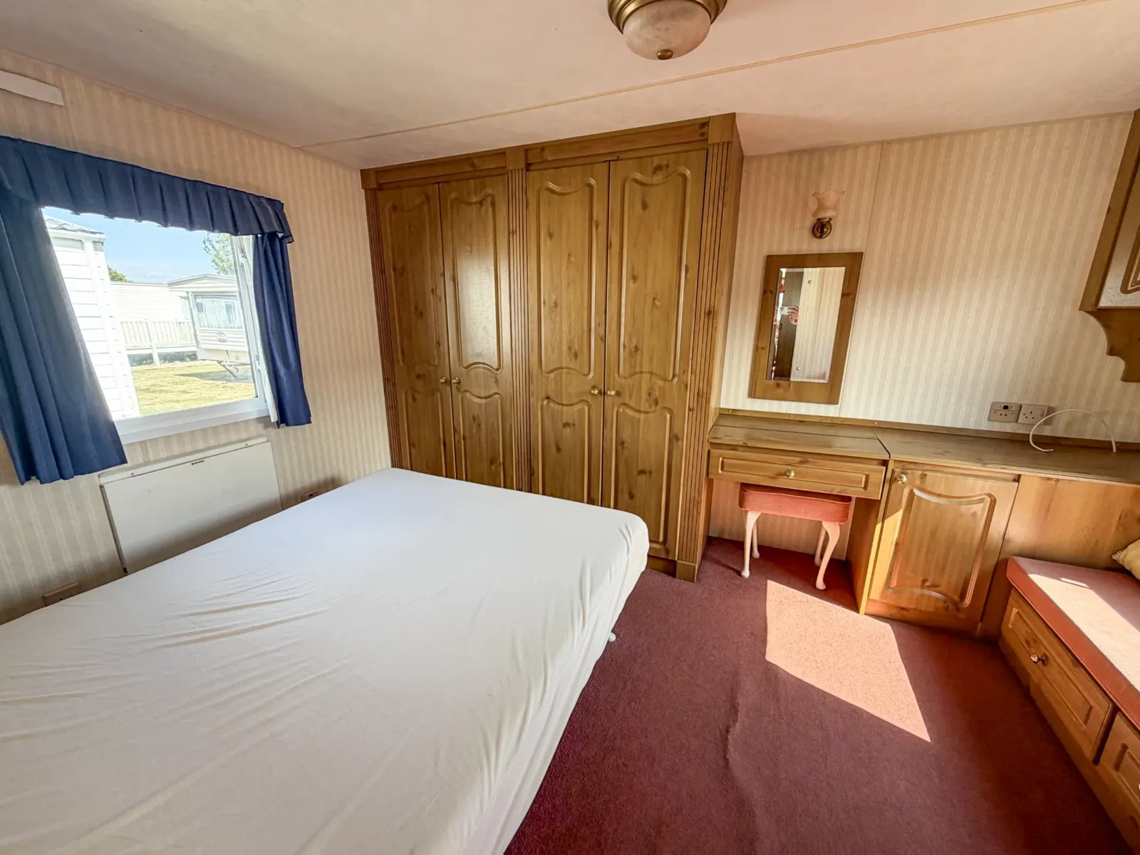 Alternative view of the master bedroom in the 2002 ABI Lincs Supreme