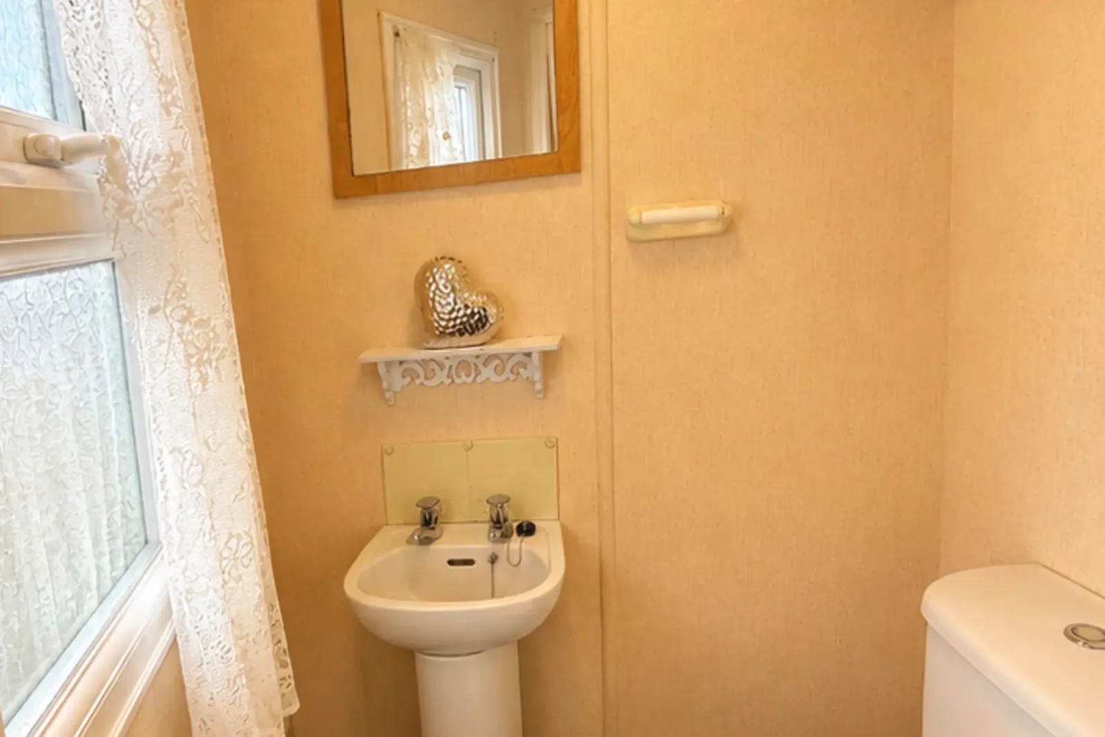 Additional WC with toilet and pedestal washbasin in the Cosalt Torbay at Coastfields Holiday Village