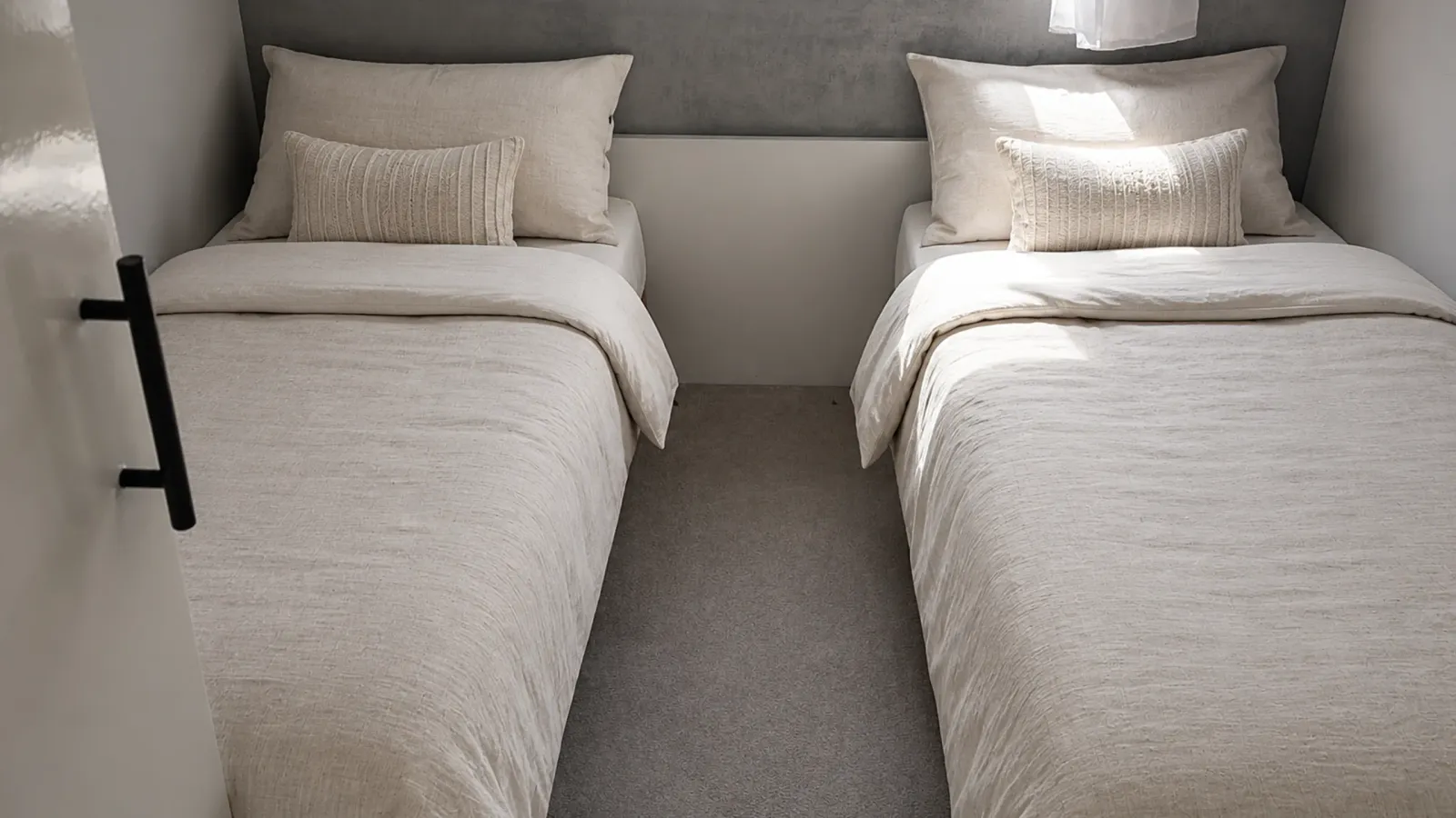 Twin bedroom with two single beds in the 2003 ABI Arizona