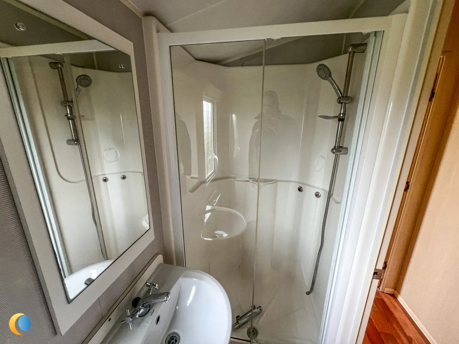 Coastfields 2012 Willerby Rio Gold family bathroom at North Shore 
