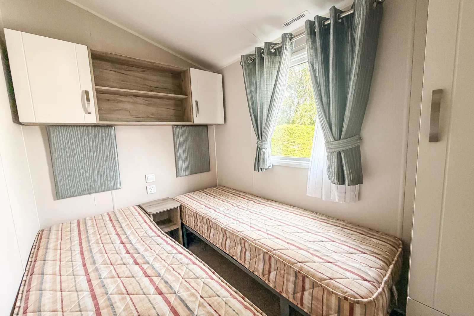 2018 Willerby Skye Coastfields twin bedroom with fitted storage