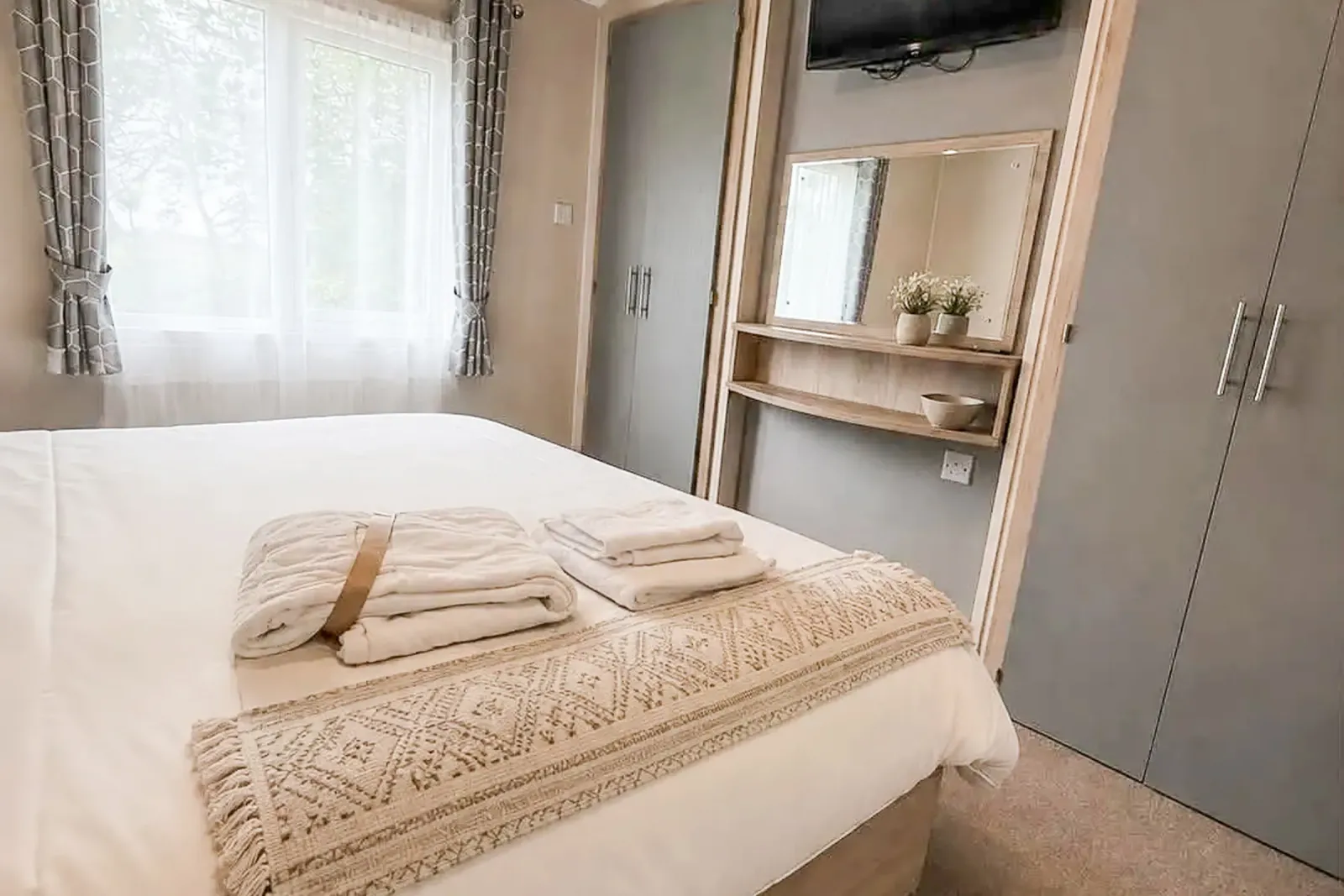 2022 Willerby Clearwater Lodge Coastfields master bedroom