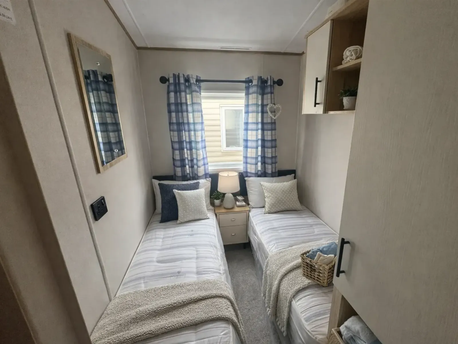 Second twin bedroom in the 2026 ABI Louis holiday home