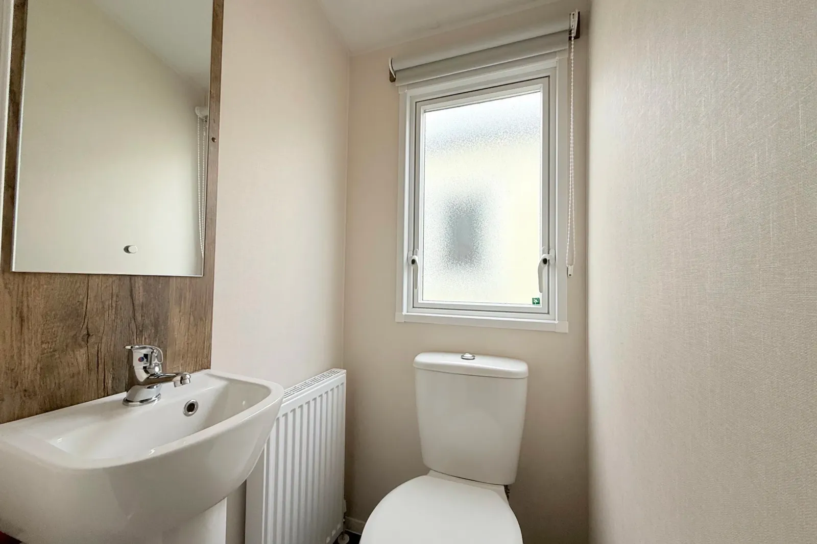 Additional WC with washbasin, toilet and window in the brand-new Willerby Malton holiday home