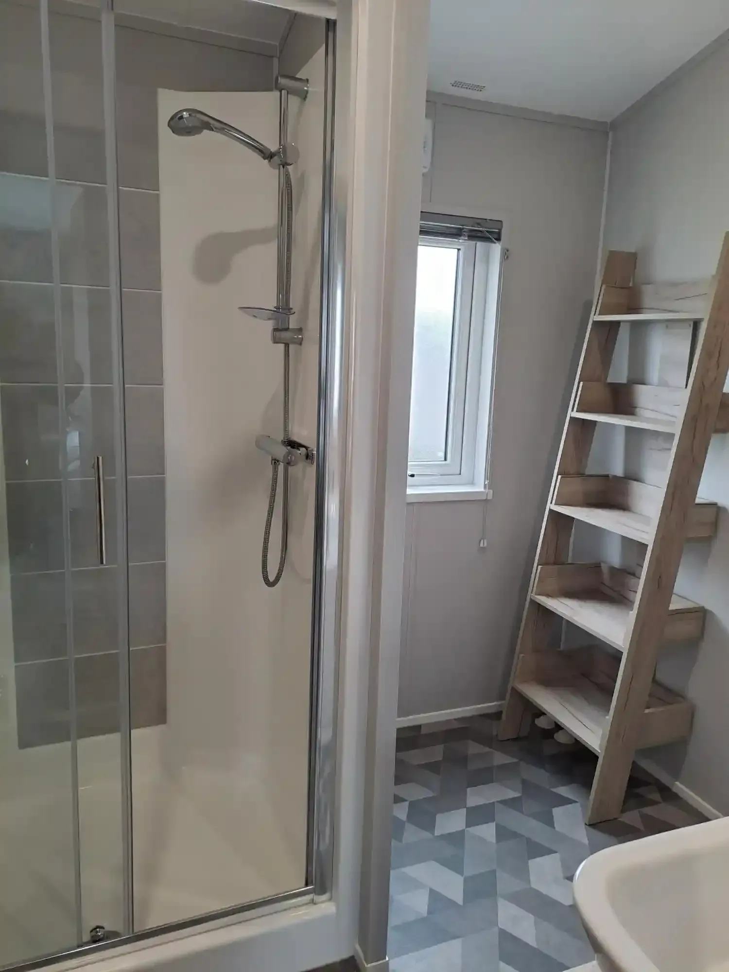 Coastfields-Mapleton Lodge- main-bathroom-ladder shelves-shower_Lodge 6 NHT (LP22775)