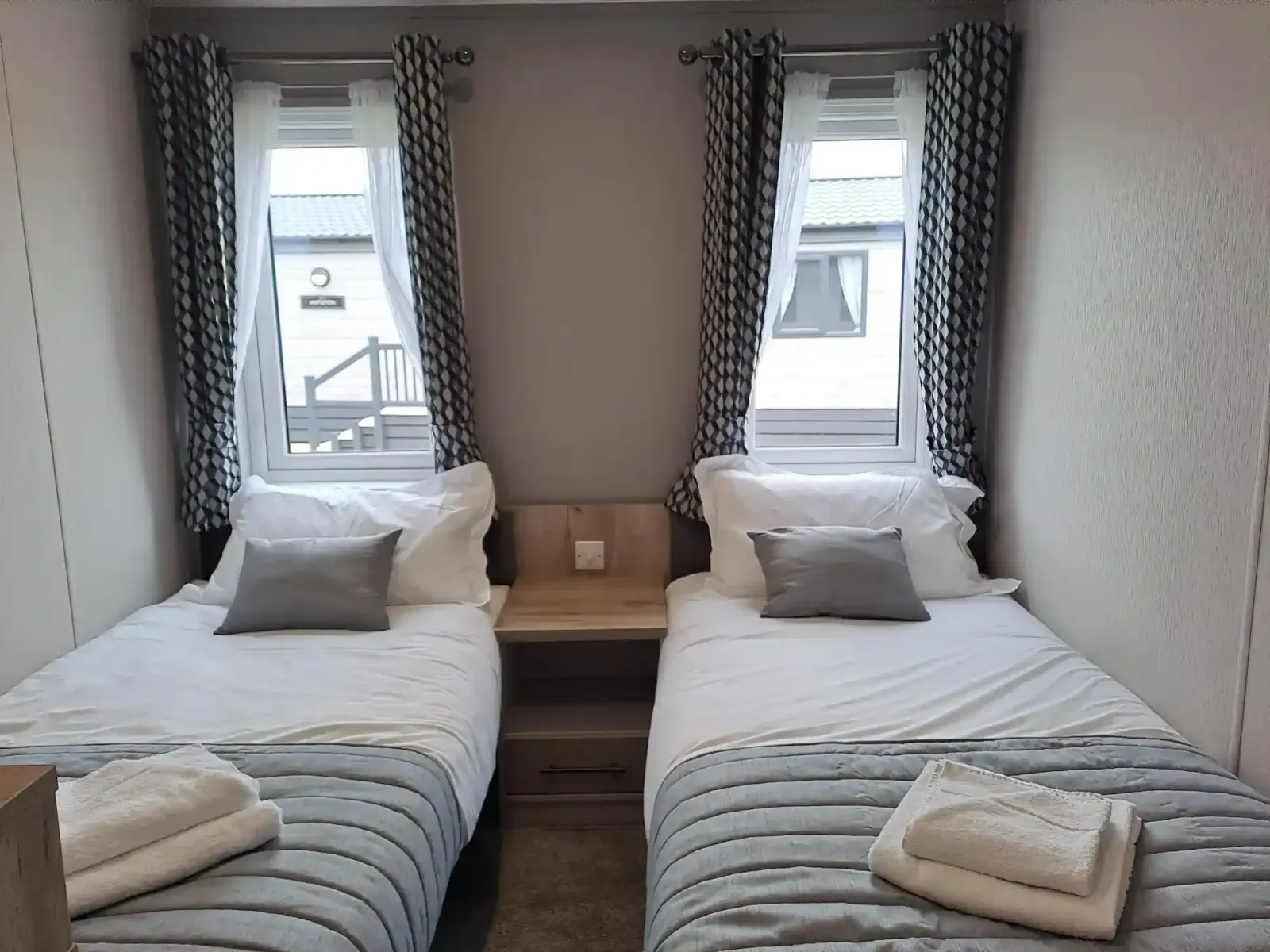 Coastfields - Mapleton Lodge- twin bedroom 1_Lodge 6 NHT (LP22775)