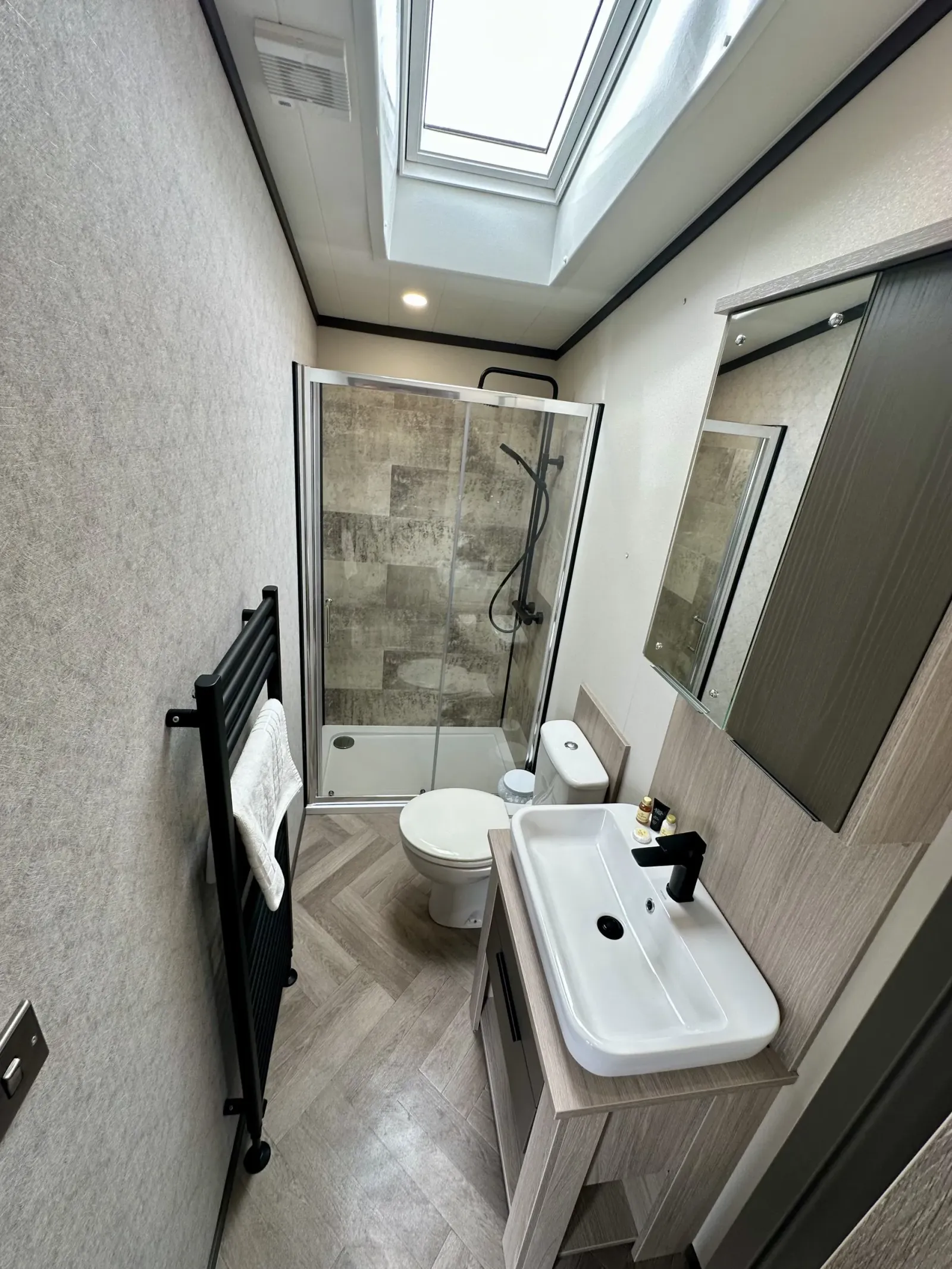 Modern family bathroom with rainfall shower in the 2023 Victory Lakewood Lodge