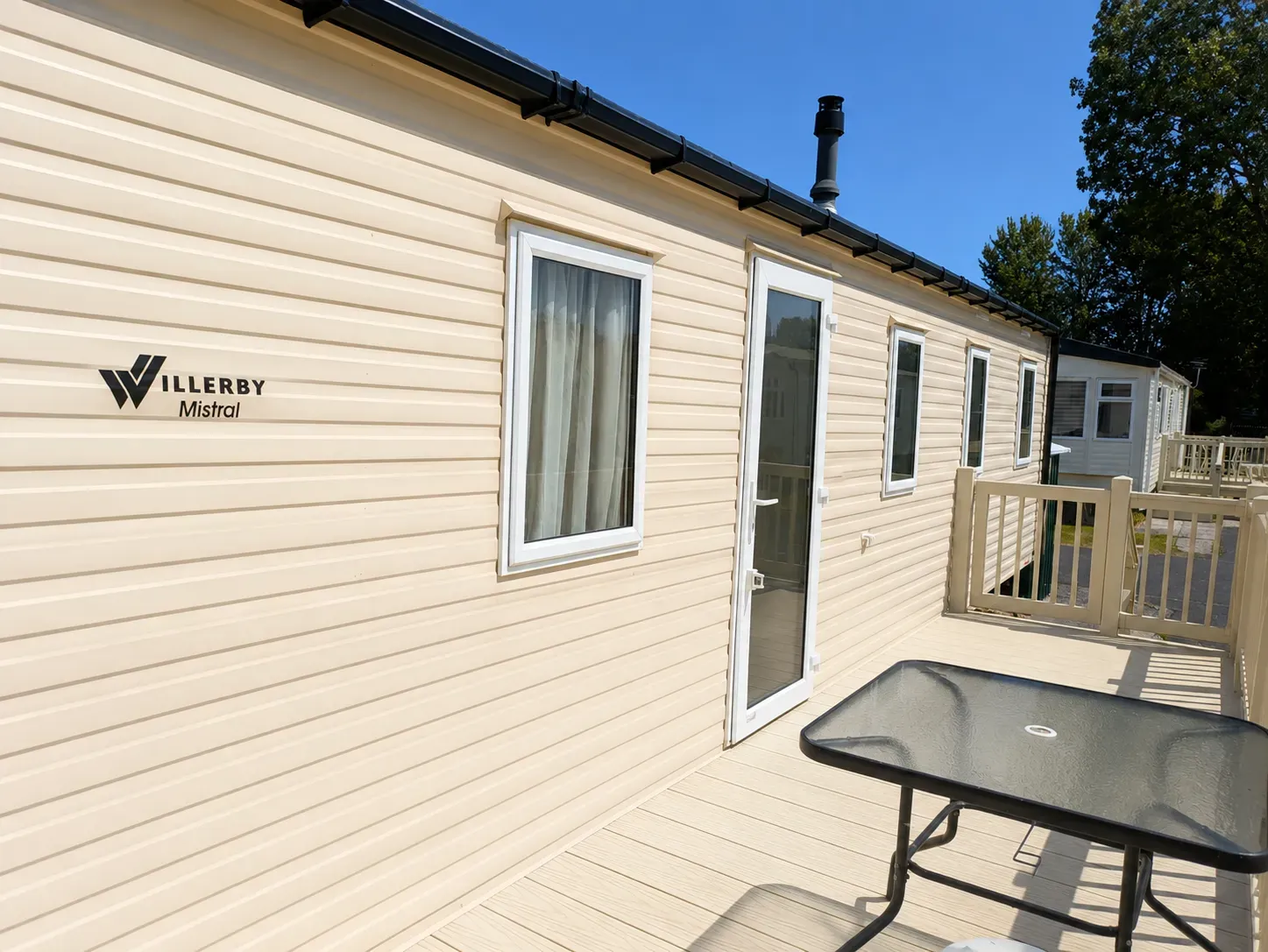 North Shore Silver Caravan with decking Sleeps 8 pet friendly