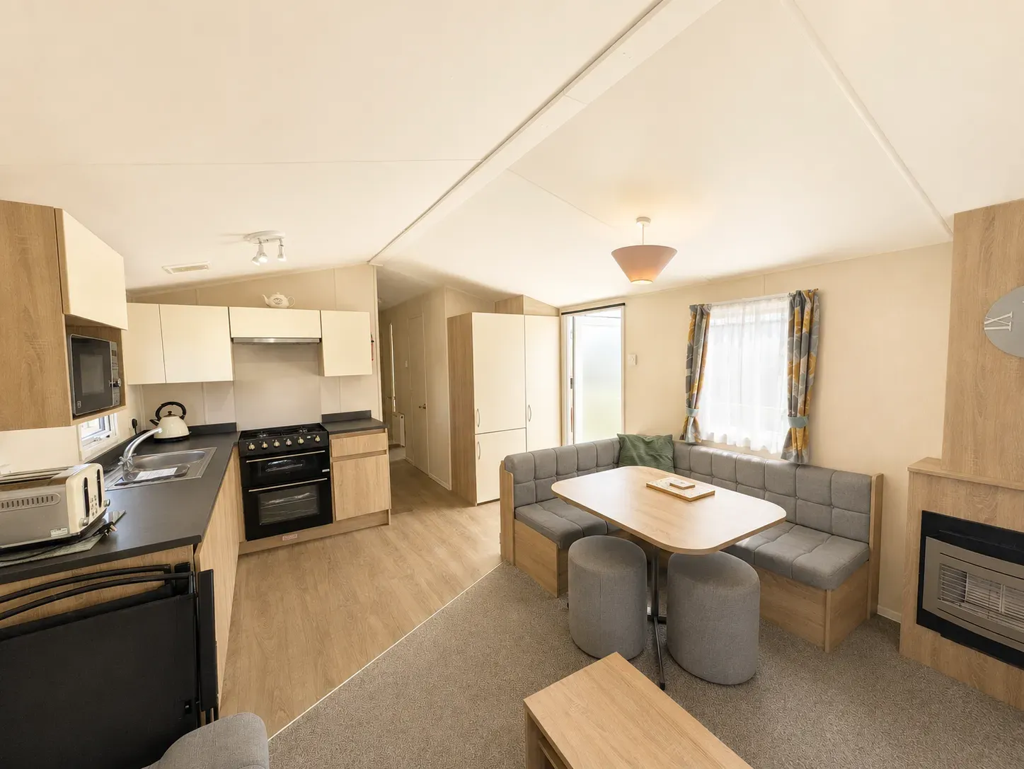 North Shore Silver Caravan with decking Sleeps 8 pet friendly